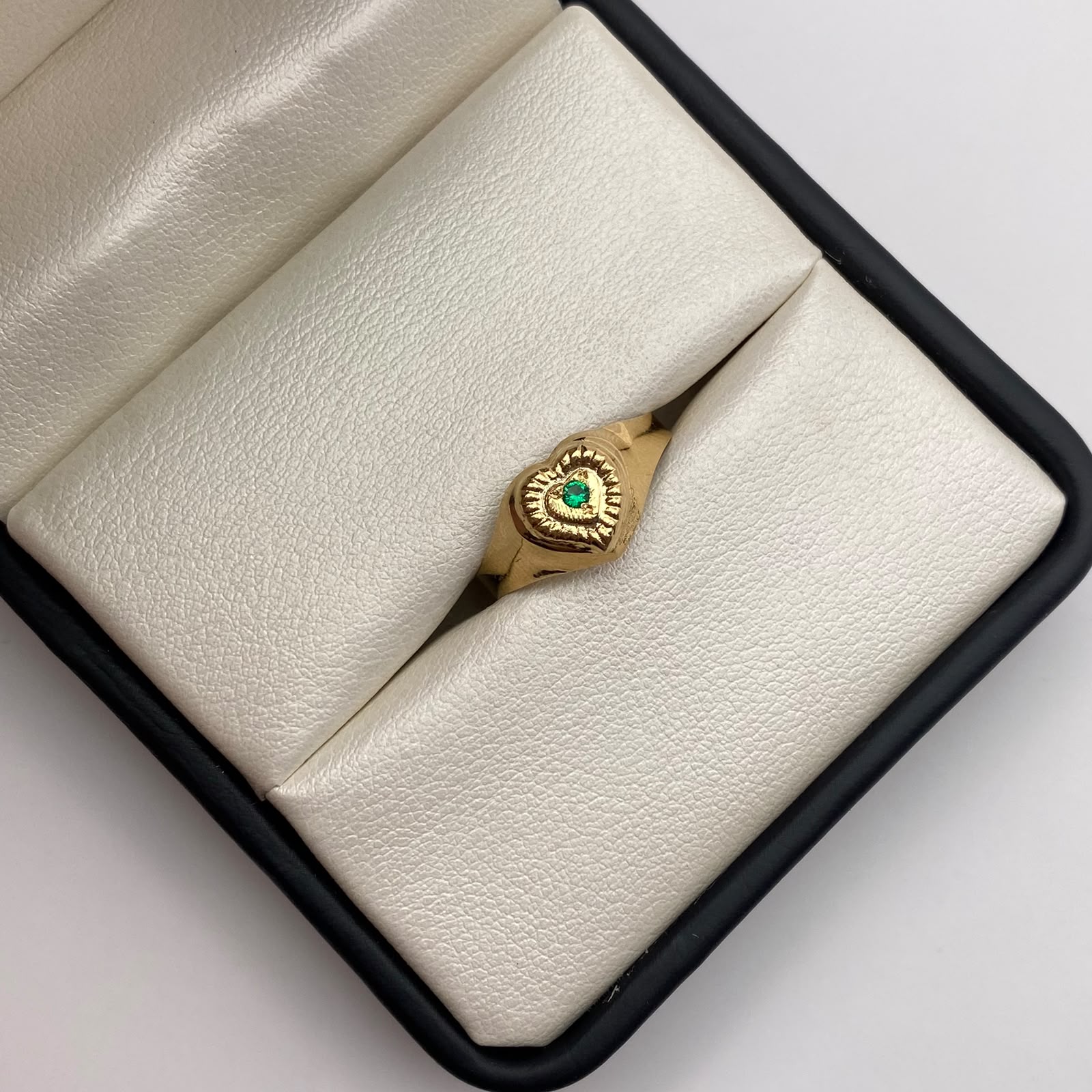 Anillo Troquel corazon circon verde Oro amarillo 18k / Talla 8 1/2 / 1,9 Gr / 2,8 mm