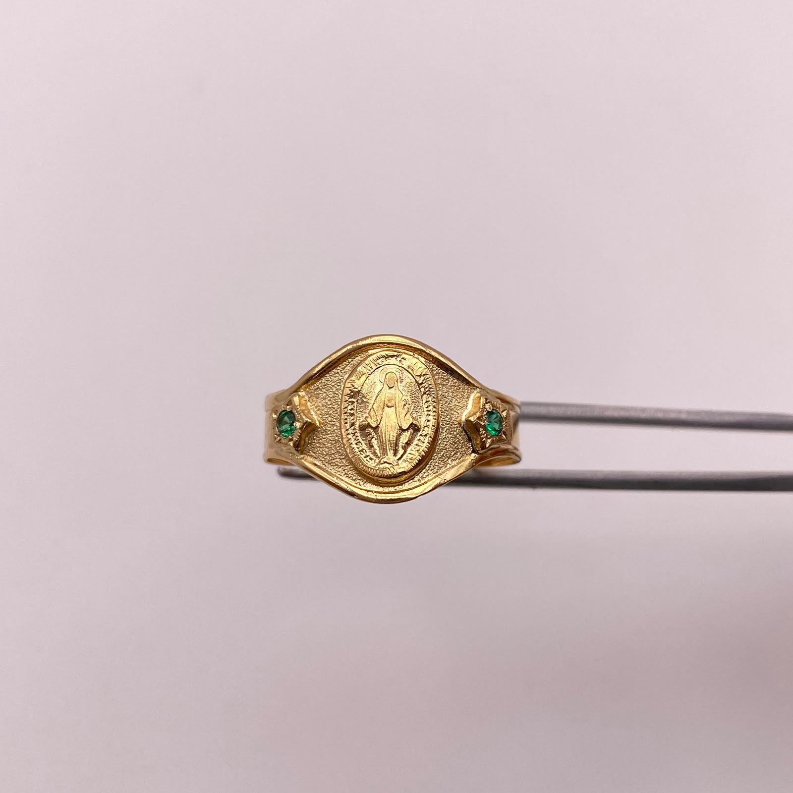 Anillo Troquel virgen Milagrosa circones verdes Oro amarillo 18k / Talla 10 / 2,8 Gr / 4,9 mm