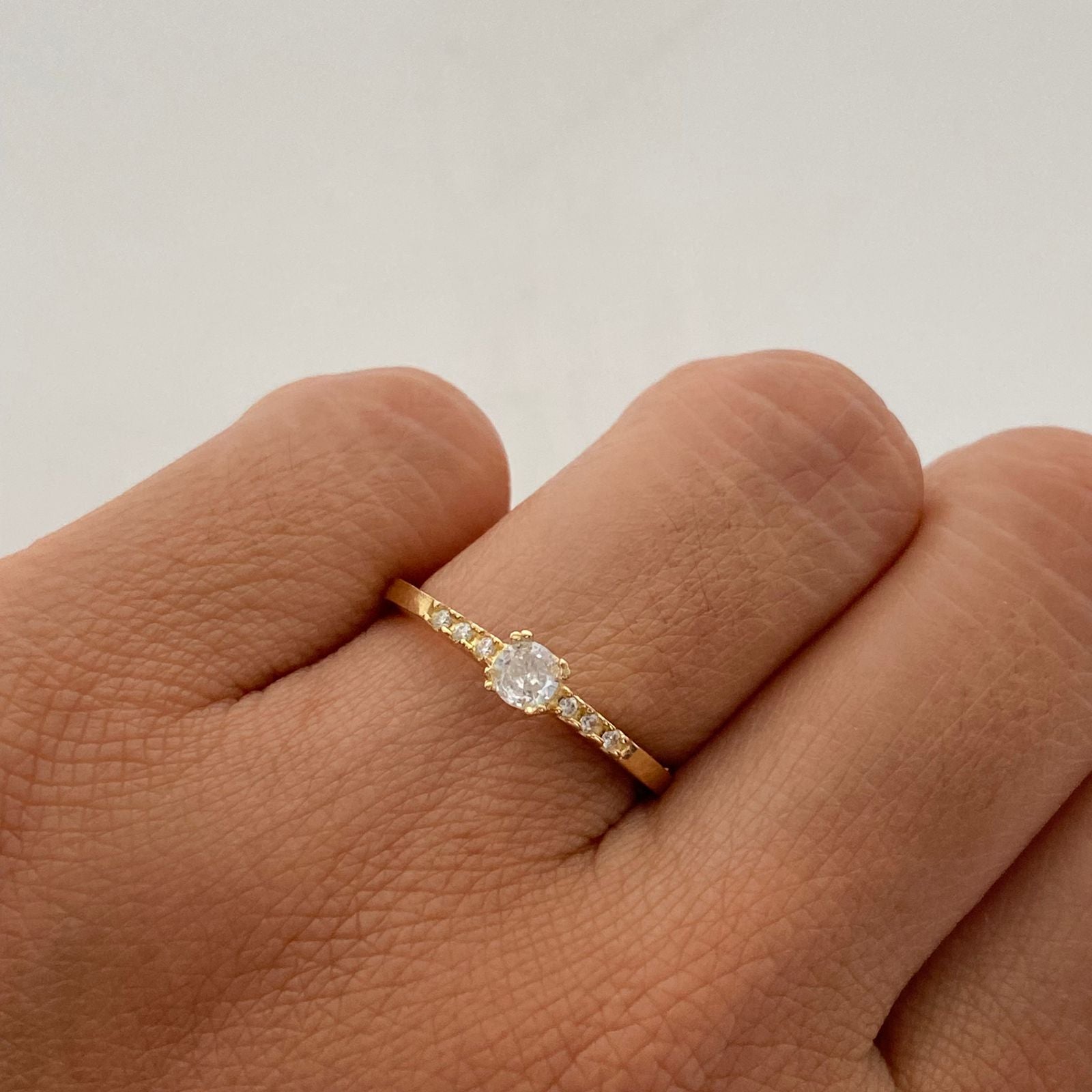Anillo Solitario Oro amarillo 18k / Talla 6 / 2,05 Gr / 2,1 mm