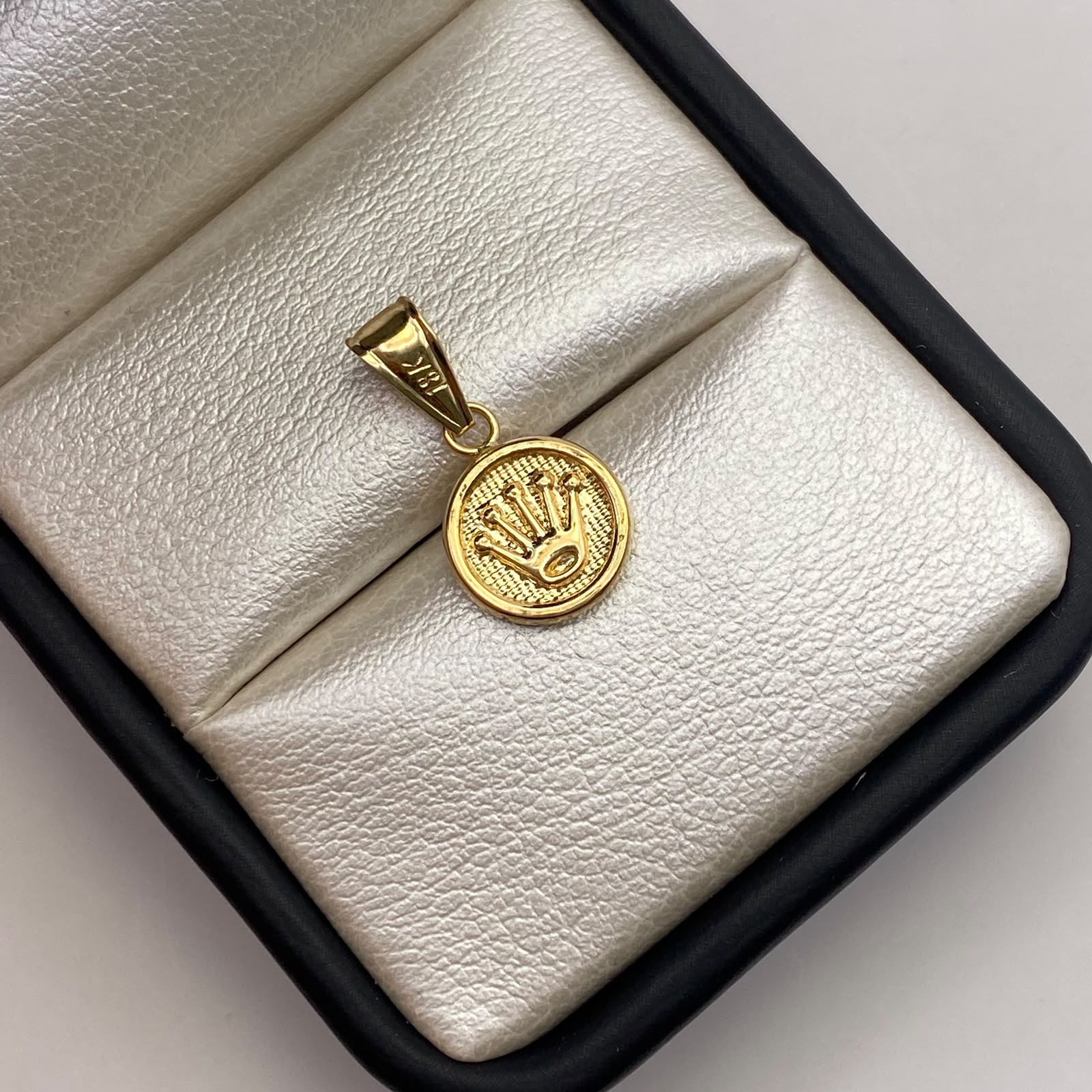 Dije Corona rx Oro amarillo 18k 0,63 Gr / 10,1 mm / 2 Cm