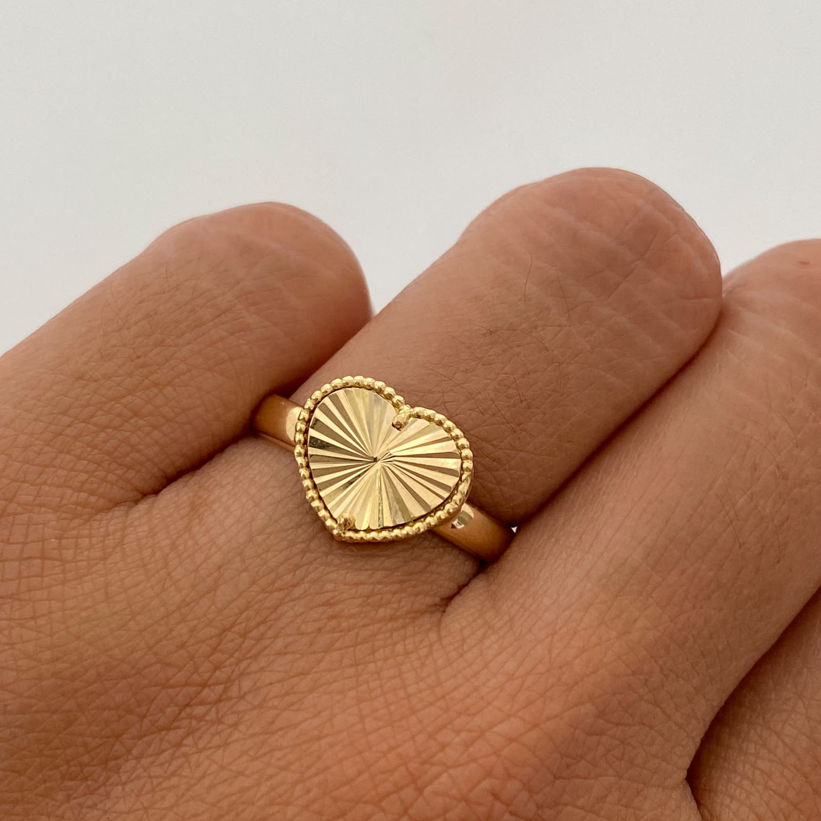 Anillo Corazon Diamantado Oro amarillo 18k / Talla 7 / 2 Gr / 3,1 mm