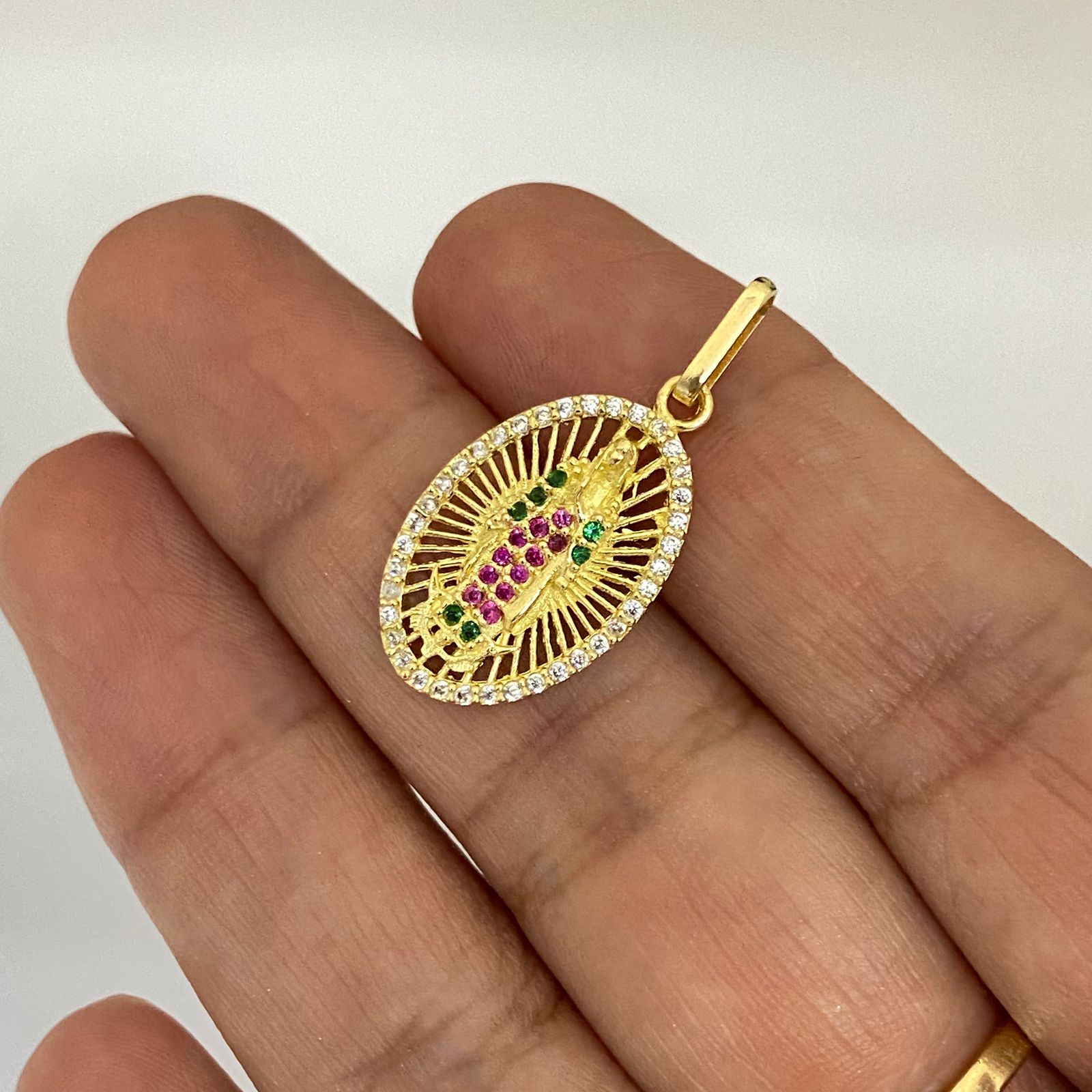Dije virgen guadalupe ovalo casting colores Oro amarillo 18k 1,95 Gr / 2,7 Cm