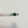 Anillo circon verde central laterales blancos  Oro amarillo / Talla 6 1/2 / 5,1 Gr