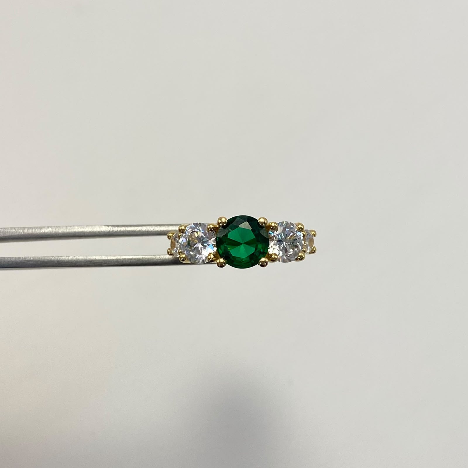 Anillo circon verde central laterales blancos  Oro amarillo / Talla 6 1/2 / 5,1 Gr