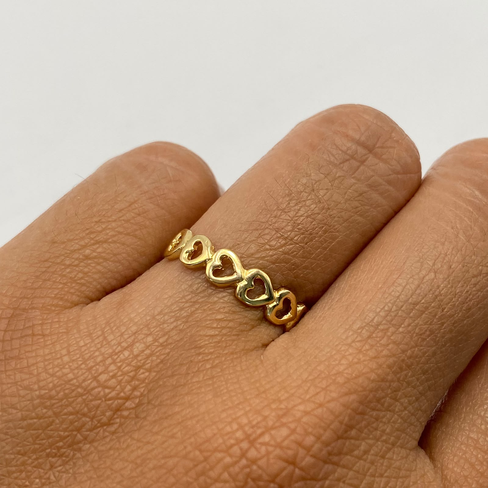 Anillo Corazones silueta Oro amarillo 18k / Talla 6 1/4 / 1,55 Gr / 4,4 mm