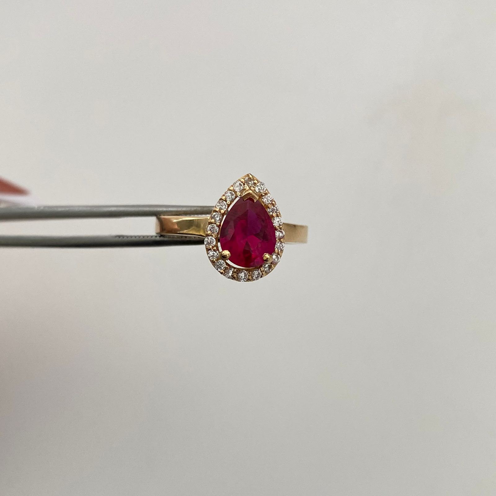 Anillo Circon Gota Fucsia Oro amarillo 18k / Talla 5 1/2 / 4,5 Gr / 2,5 mm