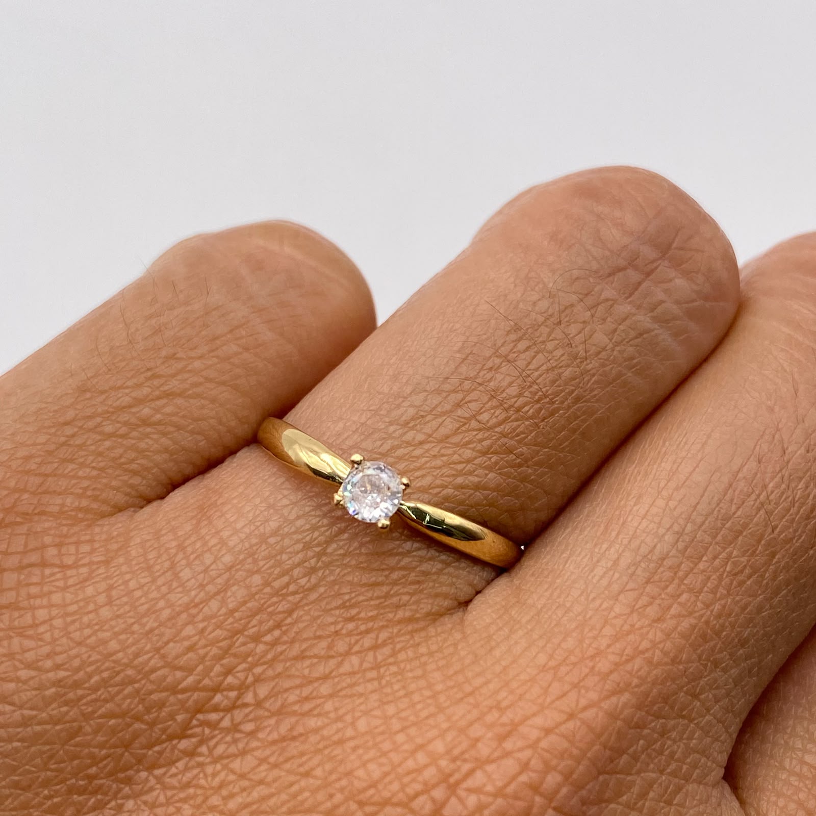 Anillo Solitario Oro amarillo 18k / Talla 7 / 1,2 Gr / 1,3 mm