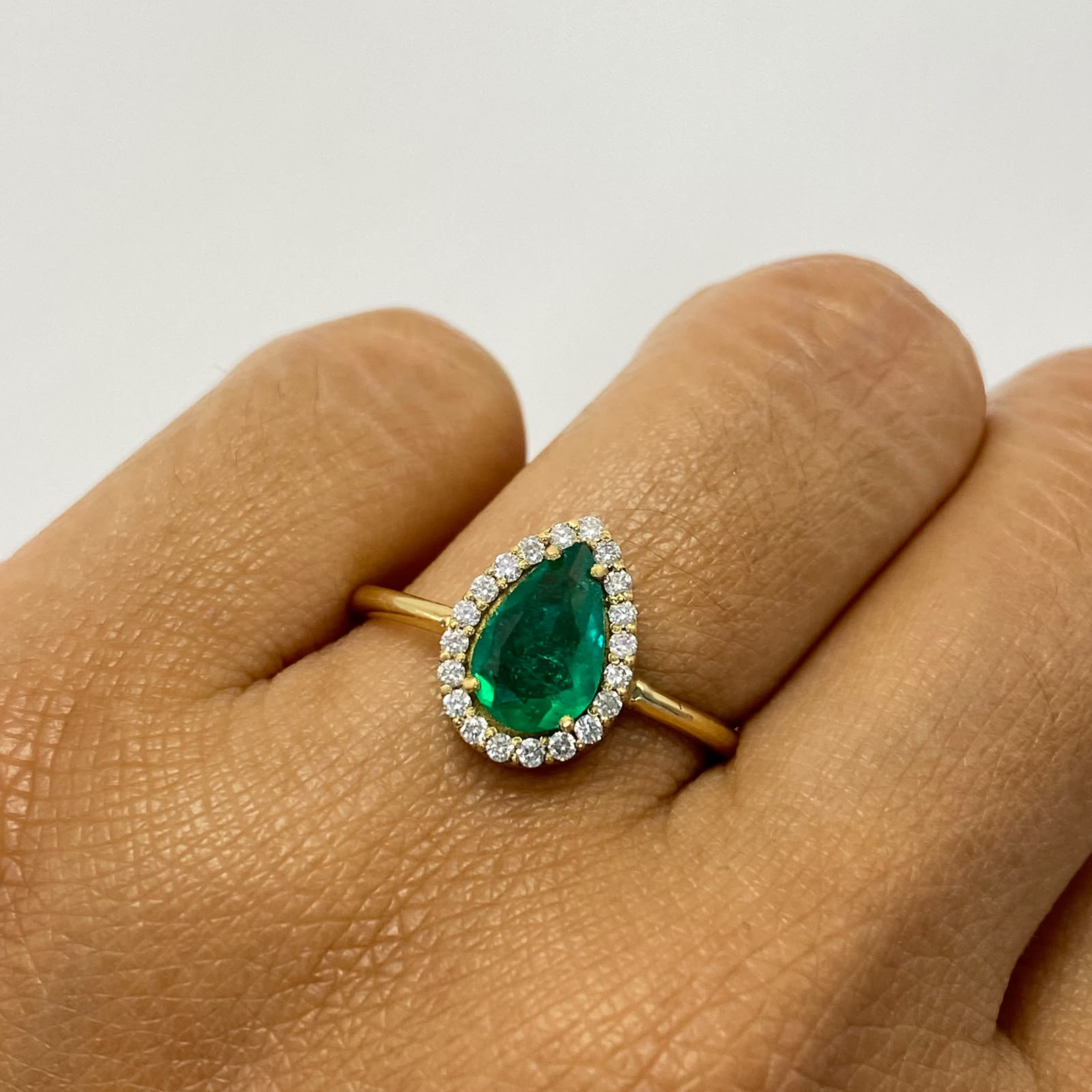 Anillo gota esmeralda 0.86 qt rededor diamantes 0.26qt Oro amarillo / Talla 8 / 3,5 Gr