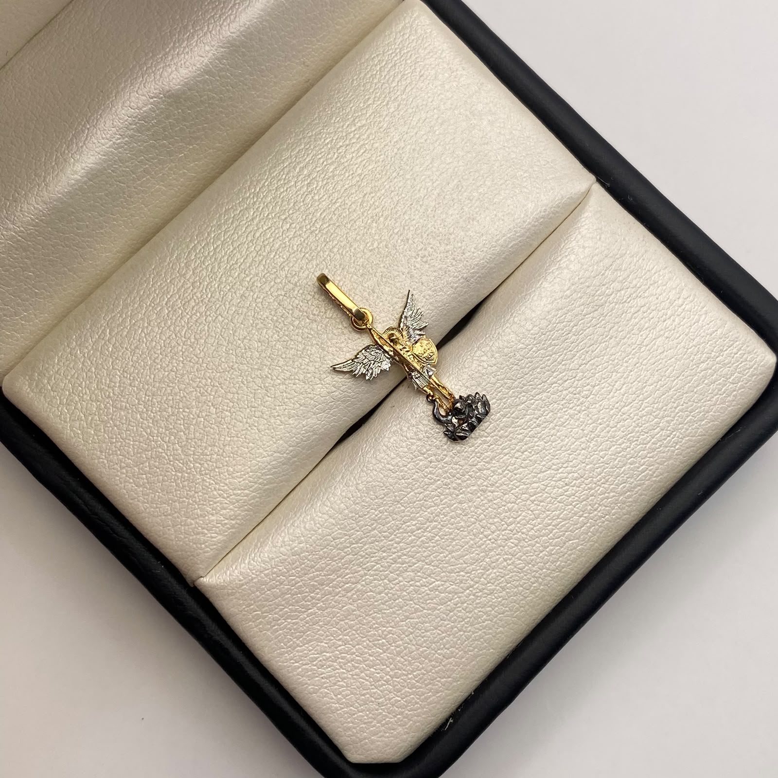 Dije San miguel arcangel silueta Oro amarillo 18k 1,15 Gr / 11,5 mm / 2,3 Cm