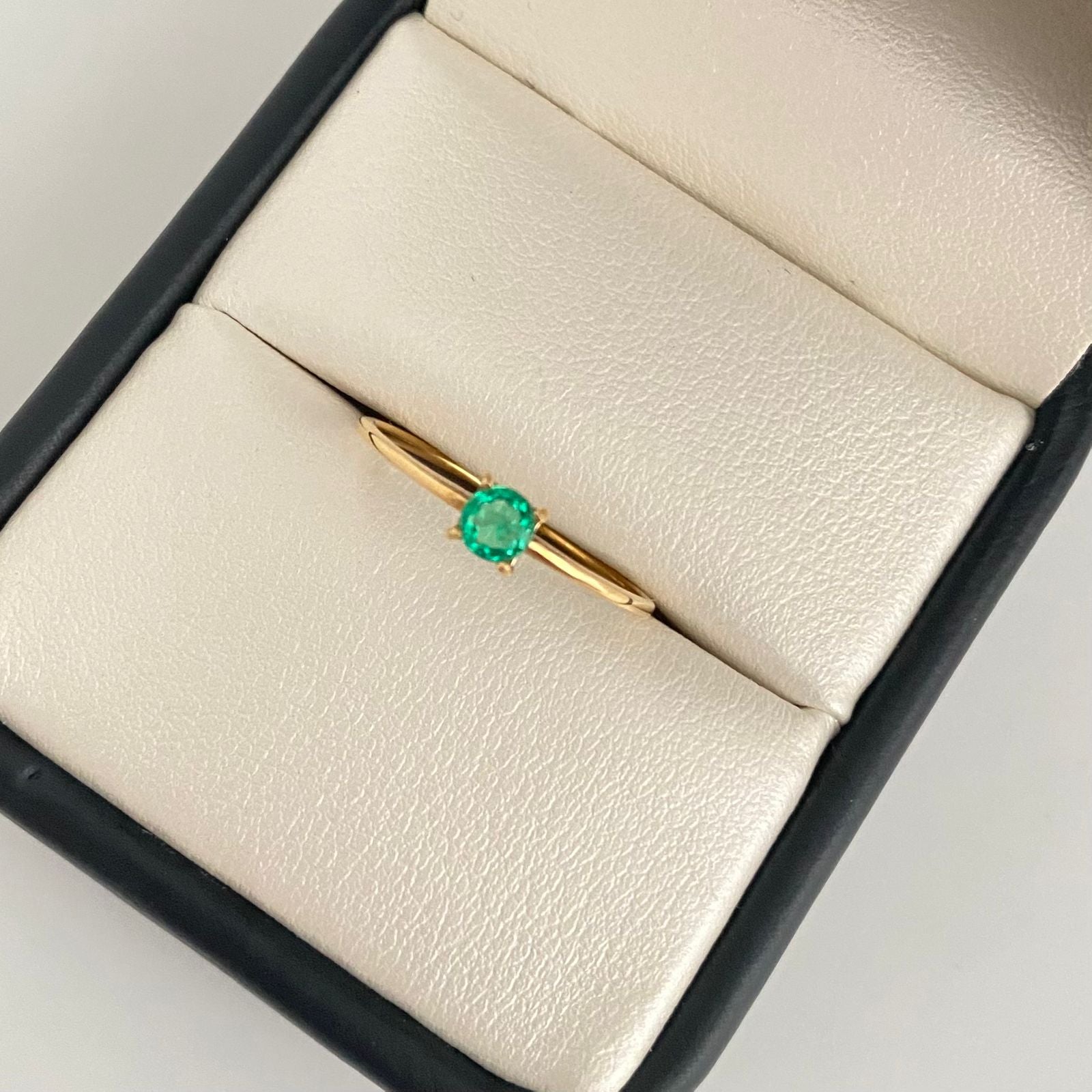 Anillo (joya) solitario esmeralda Oro amarillo 18k / Talla 6 1/2 / 0,75 Gr