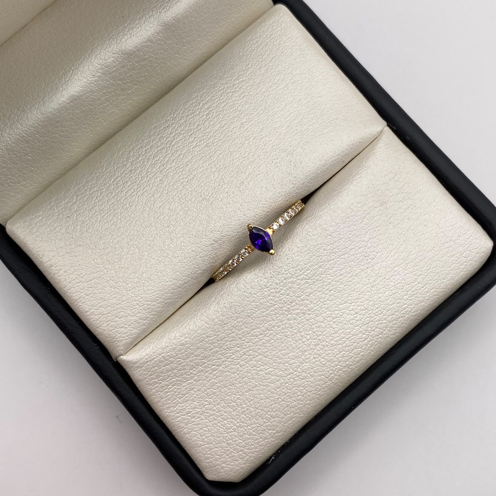 Anillo circones blancos y azul rey Oro amarillo 18k / Talla 7 / 1,65 Gr / 1,4 mm
