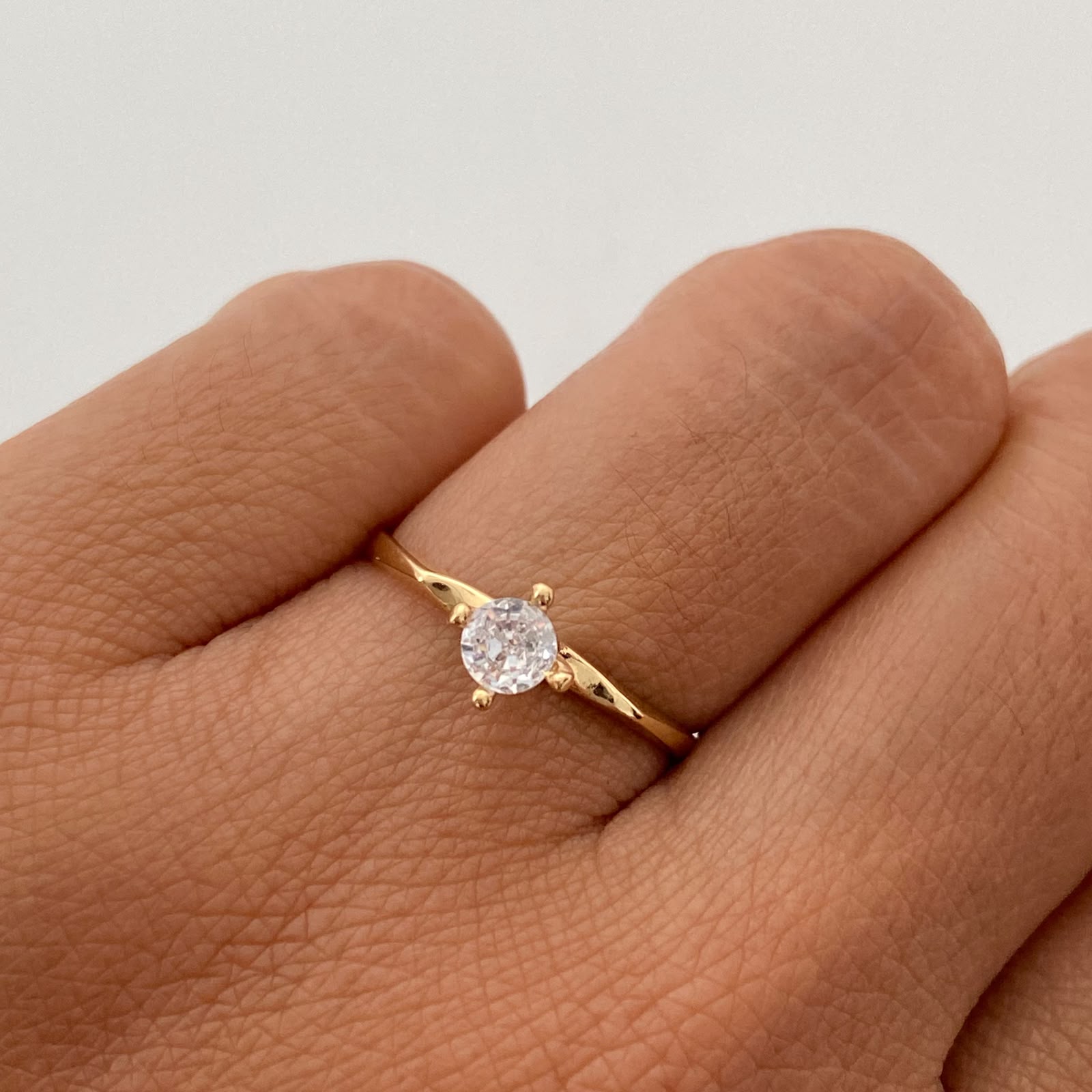 Anillo Solitario Oro amarillo 18k / Talla 6 1/2 / 1,4 Gr / 2 mm