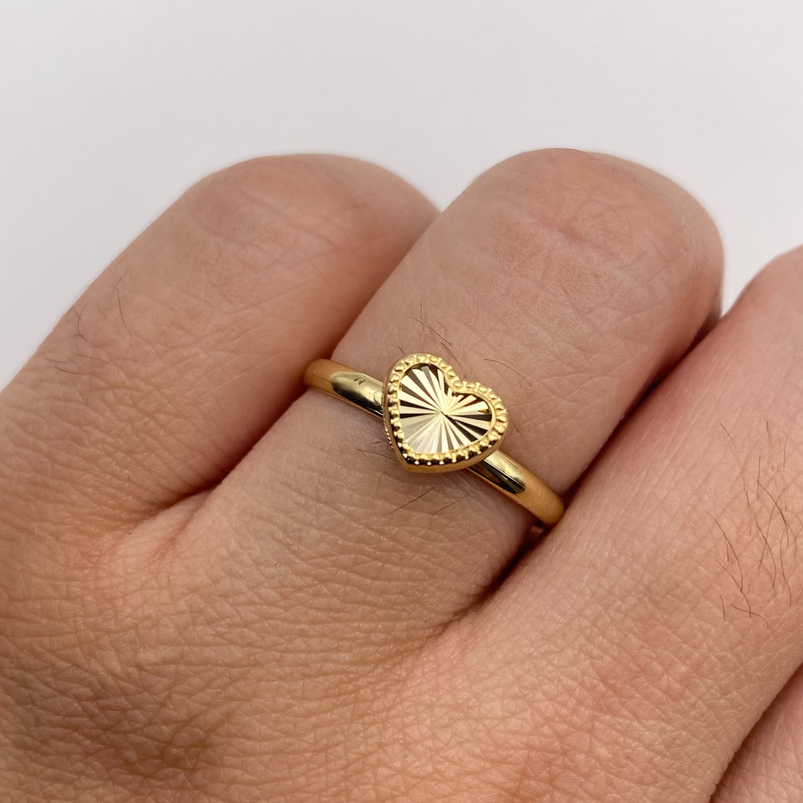 Anillo corazón diamantado Oro amarillo 18k / Talla 8 / 0,92 Gr / 2,15 mm
