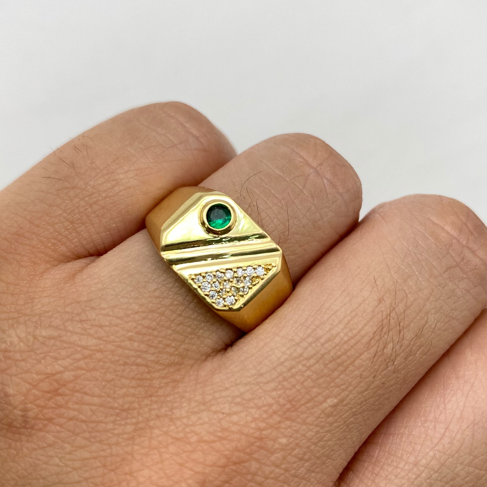 Anillo cuadro circon verde y lineas  Oro amarillo / Talla 10 / 4,05 Gr
