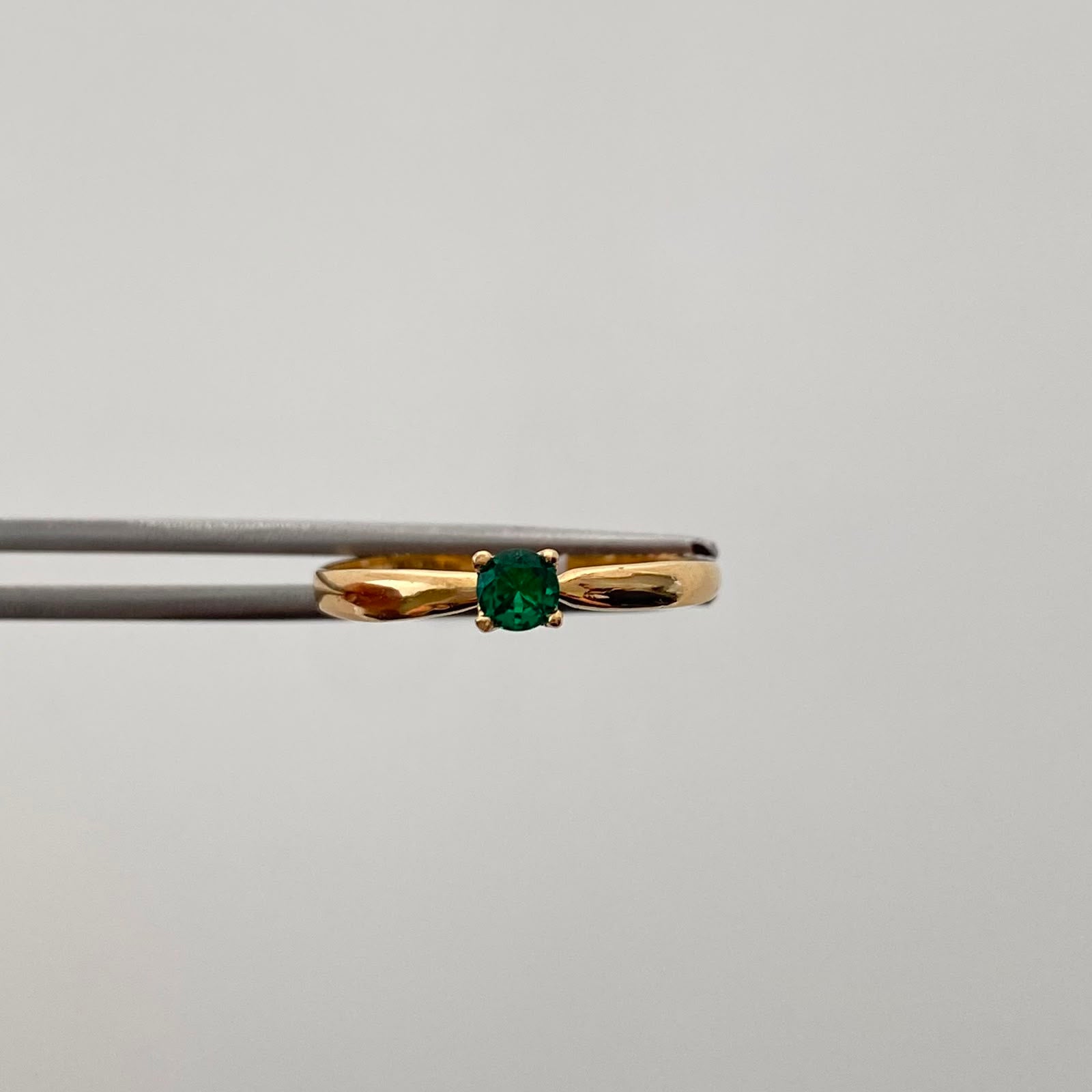 Anillo Silitario Casting Verde Oro amarillo 18k / Talla 8 / 1,2 Gr / 1,5 mm