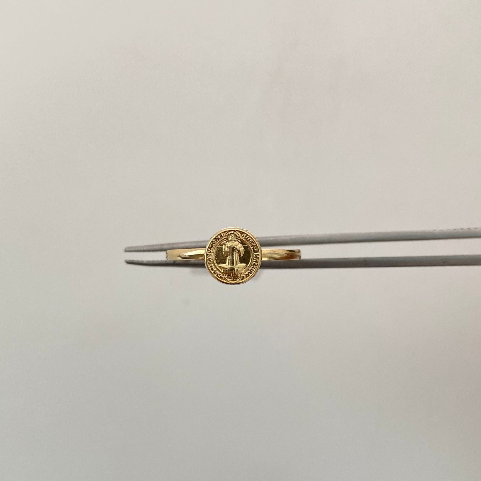 Anillo San benito Oro amarillo 18k / Talla 7 / 0,75 Gr / 1,5 mm