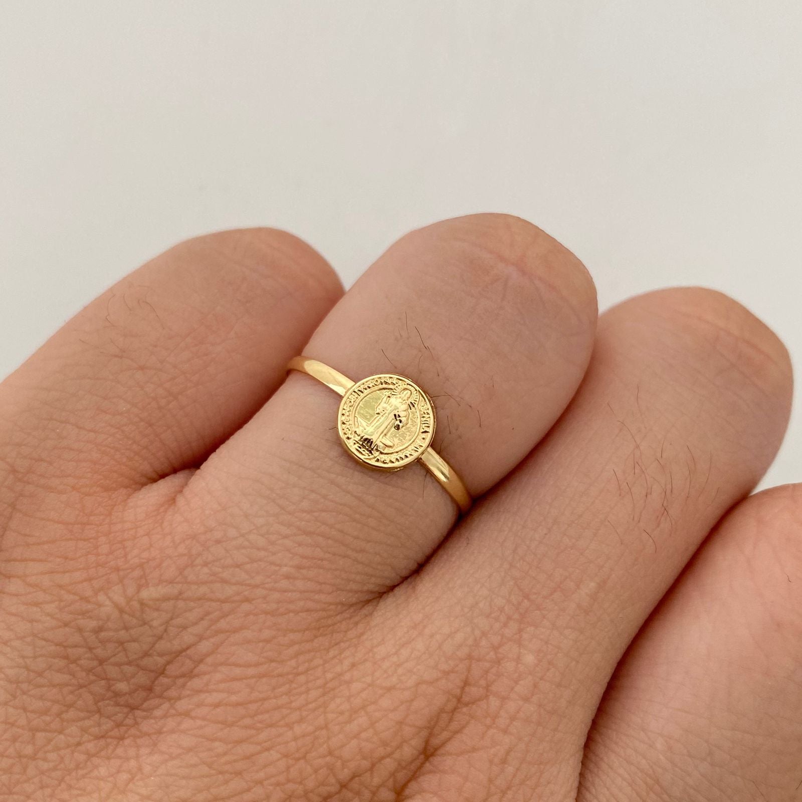 Anillo San benito Oro amarillo 18k / Talla 8 / 0,85 Gr / 1,5 mm