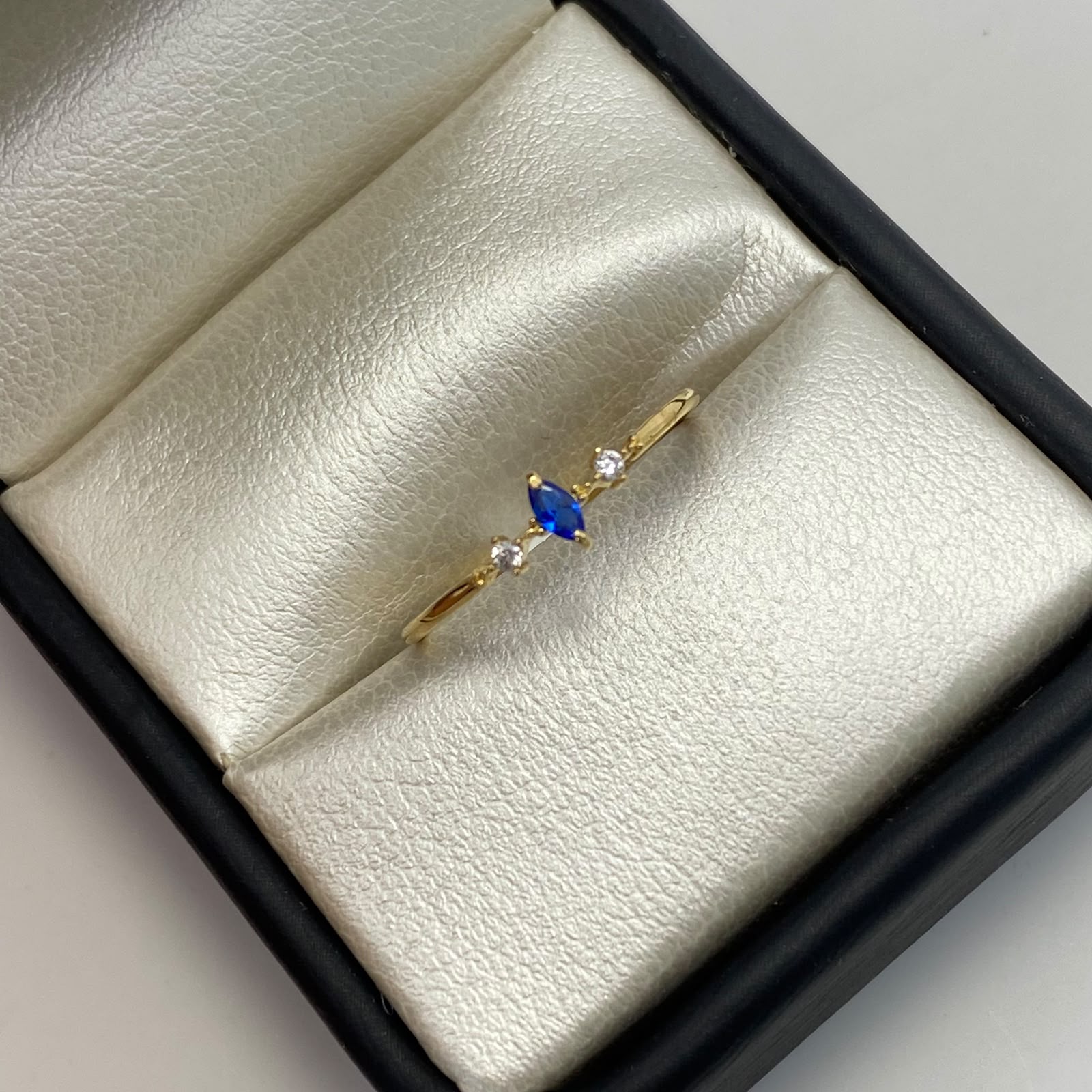 Anillo Solitario circon azul oscuro Oro amarillo 18k / Talla 8 / 0,85 Gr / 0,9 mm