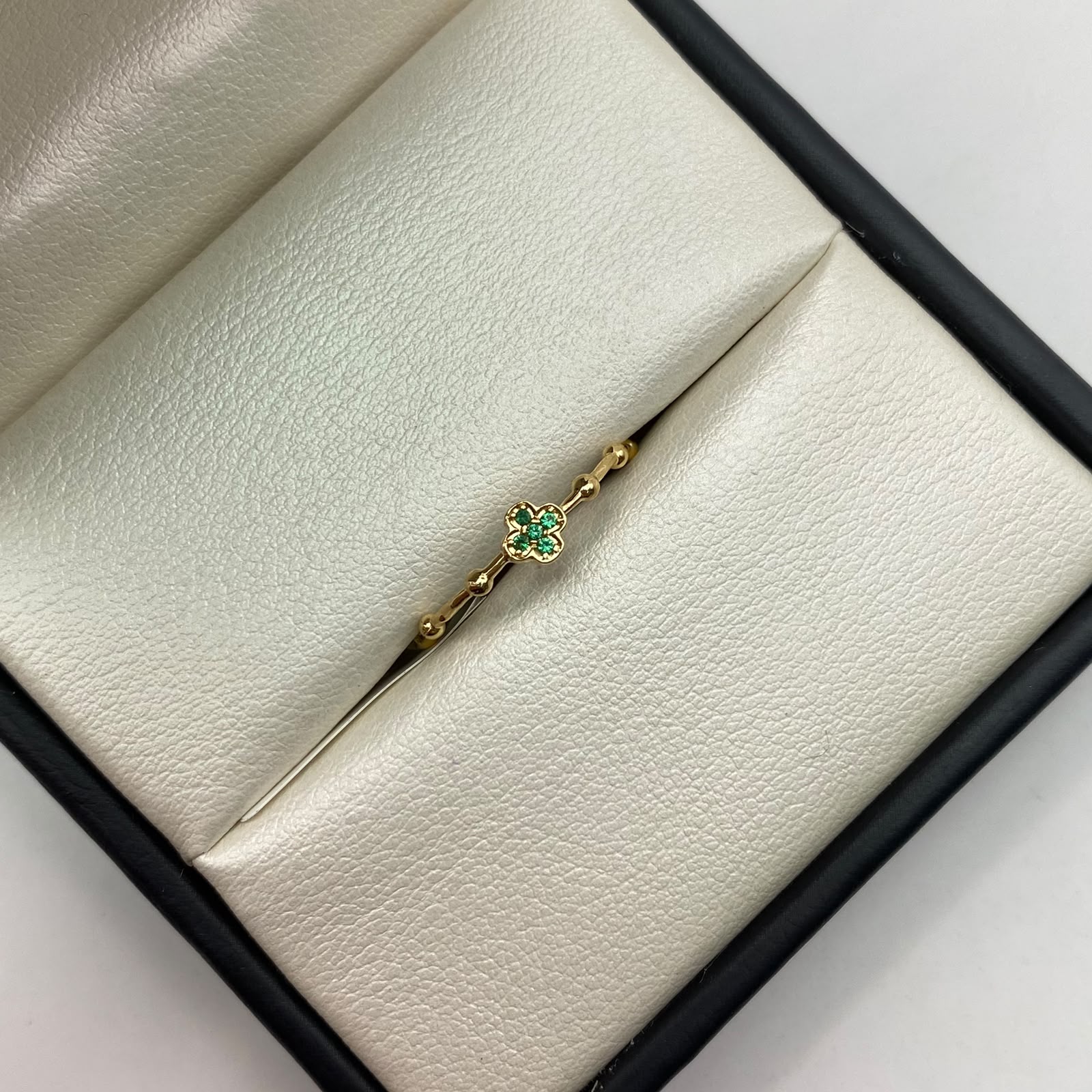 Anillo trebol circones verdes Oro amarillo / Talla 7 / 1 Gr