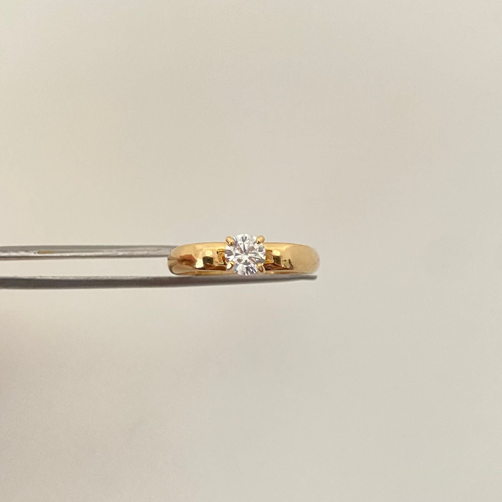 Anillo solitario relieve Oro amarillo 18k / Talla 6 3/4 / 2,4 Gr