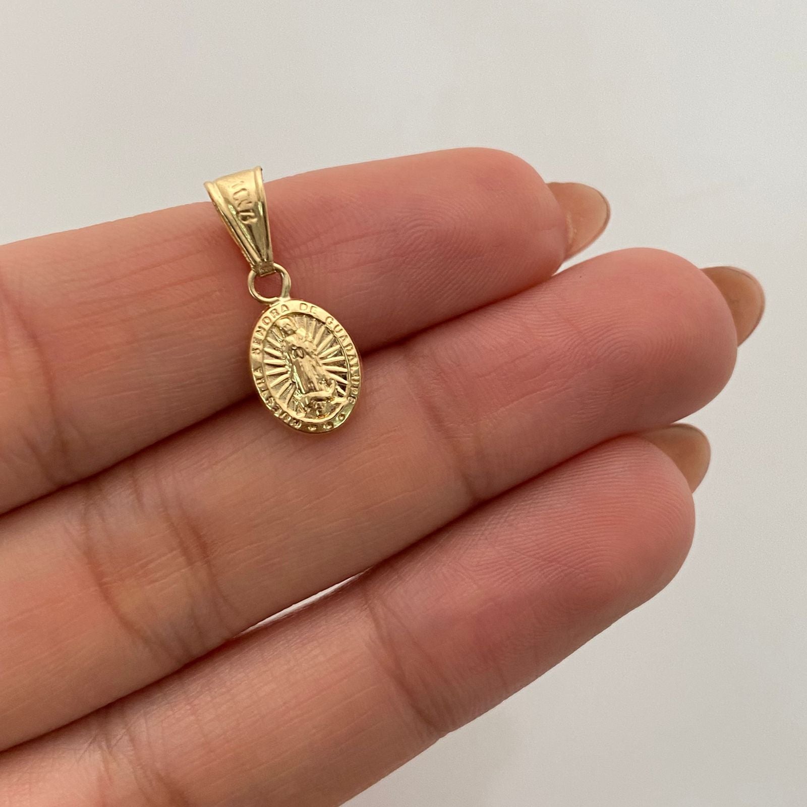 Dije Virgen de Guadalupe Oro amarillo 18k 0,5 Gr / 7,9 mm / 2 Cm