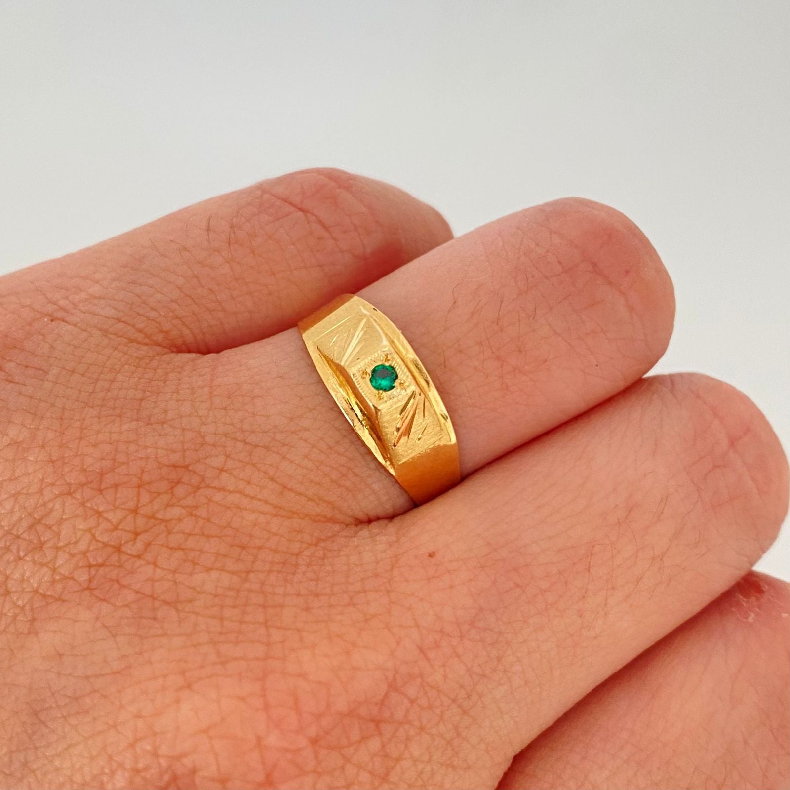 Anillo cuadro circon verde Oro amarillo 18k / Talla 7 1/4 / 1,35 Gr