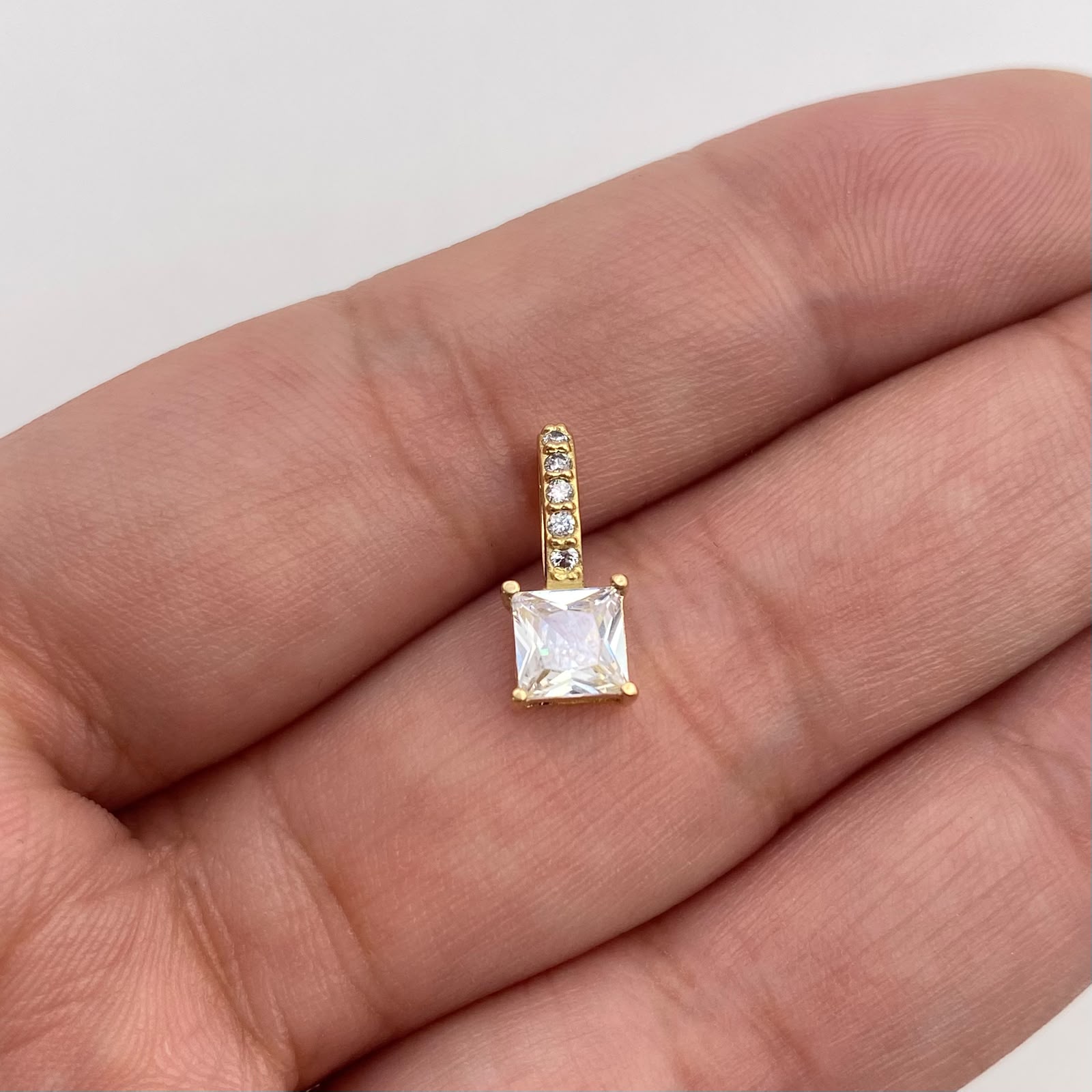 Dije circón blanco Oro amarillo 18k 0,83 Gr / 6,10 mm / 1,3 Cm