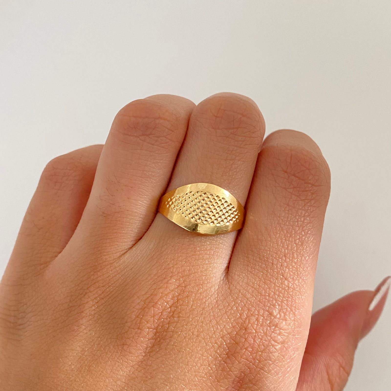 Anillo troquel grabado puntos Oro amarillo 18k / Talla 8 1/2 / 1,45 Gr