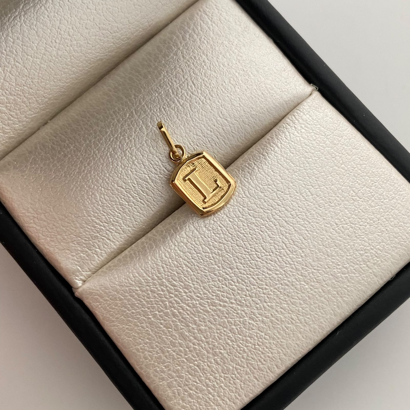 Dije Placa L  Oro amarillo 18k 0,35 Gr / 6,9 mm / 1,5 Cm