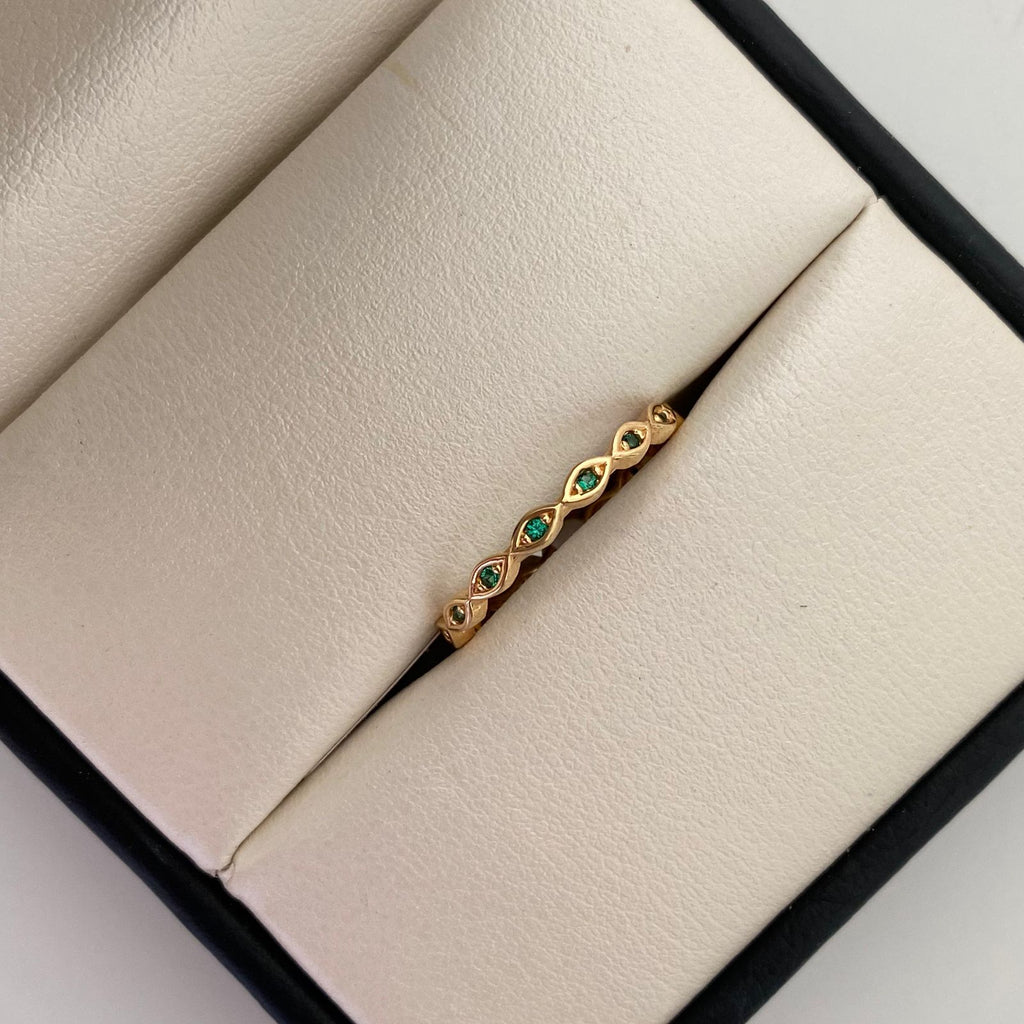 Anillo Circones abrazados verdes Oro amarillo 18k / Talla 7 1/2 / 2,05 Gr / 2,5 mm