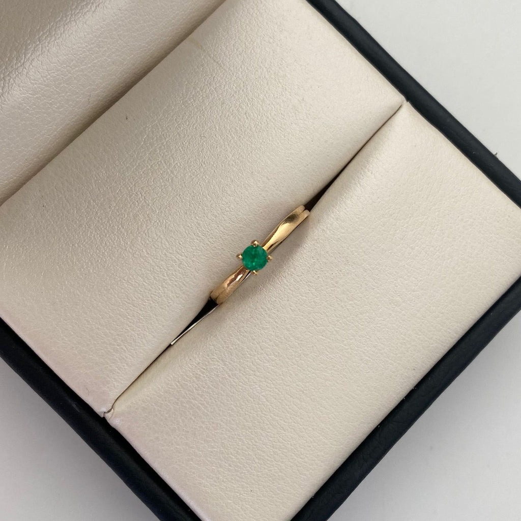 Anillo Solitario Esmeralda Oro amarillo 18k / Talla 6 1/2 / 1,25 Gr / 1,4 mm
