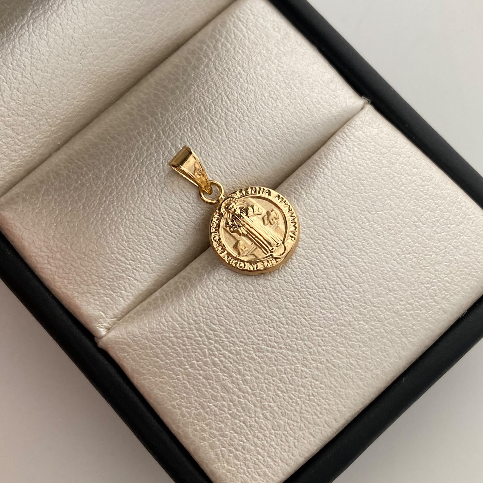 Dije San Benito Oro amarillo 18k 0,55 Gr / 10,05 mm / 1,7 Cm