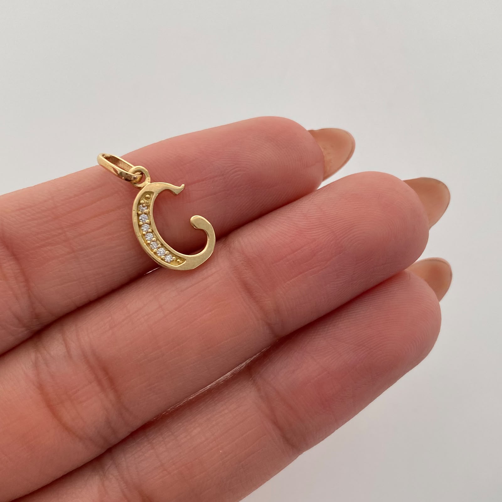 Dije Letra C Casting Oro amarillo 18k 0,85 Gr / 9,2 mm / 1,9 Cm