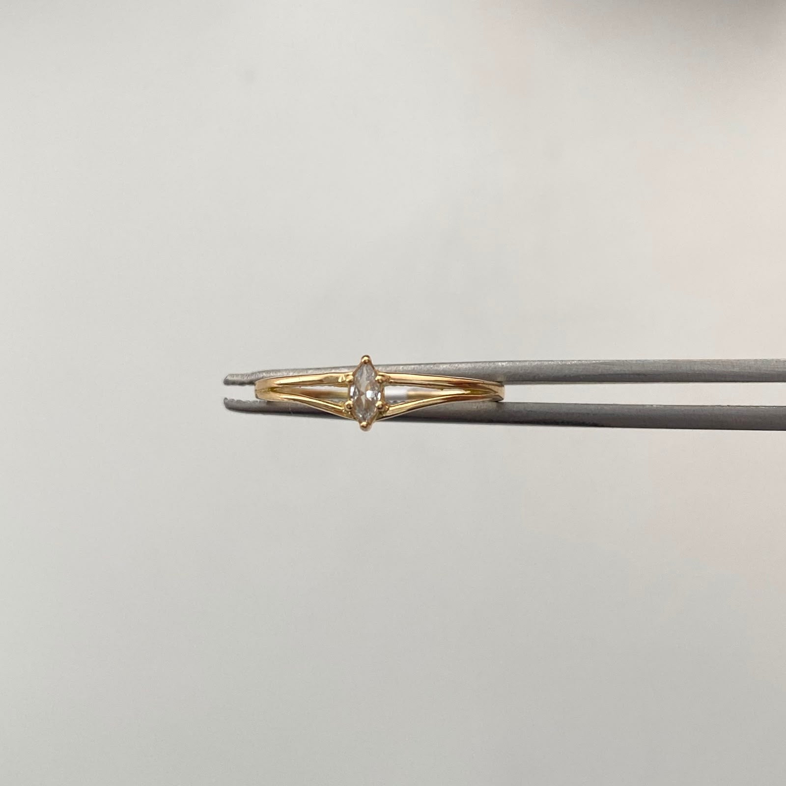 Anillo Solitario Ovalado Oro amarillo 18k / Talla 6 1/4 / 0,85 Gr / 1 mm