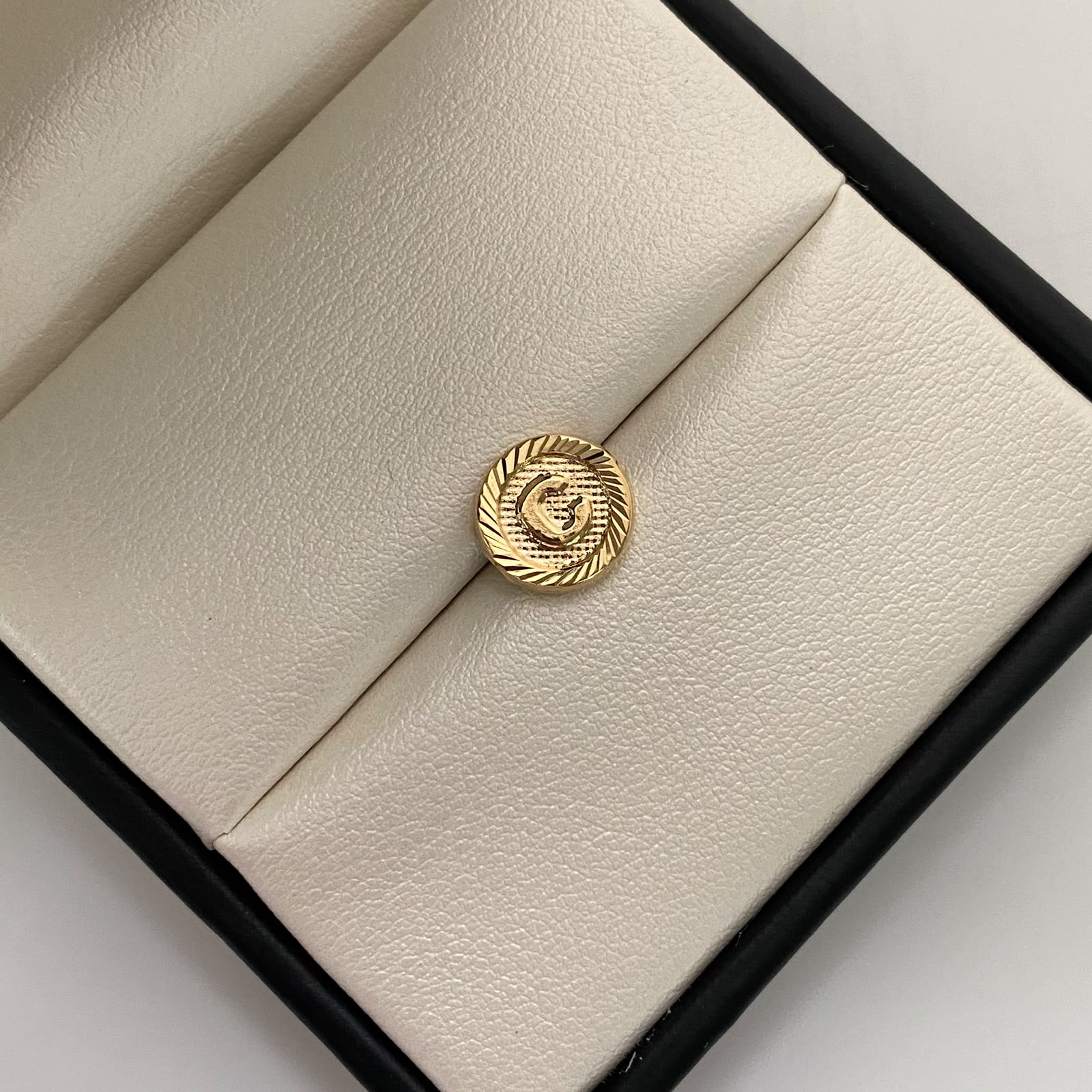 Herraje Letra C Diamantada Oro amarillo 18k 0,5 Gr / 1,1 Cm