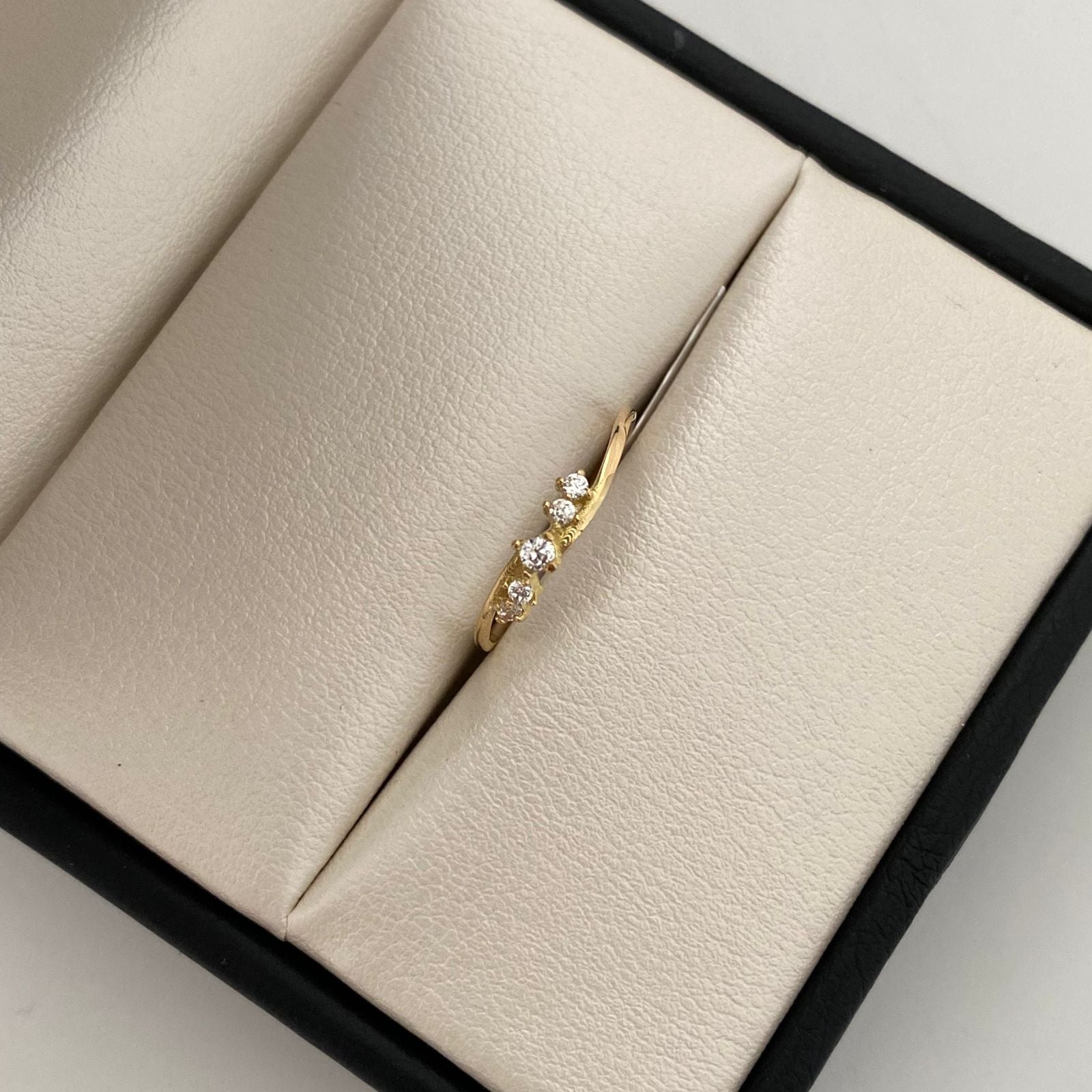 Anillo Solitario Oro amarillo 18k / Talla 6 / 0,7 Gr / 1,2 mm