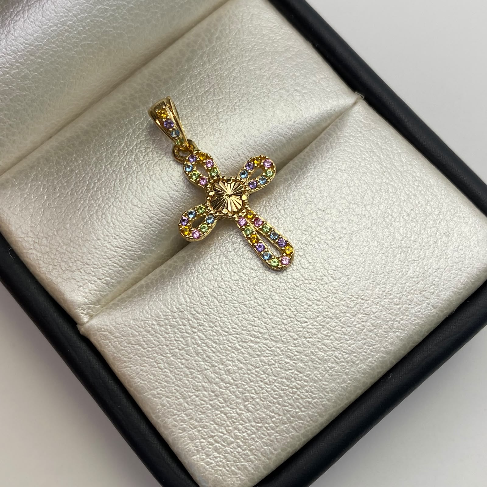 Dije Cruz trebol diamantado circones multicolor Oro amarillo 18k 1,3 Gr / 13,6 mm / 2,4 Cm
