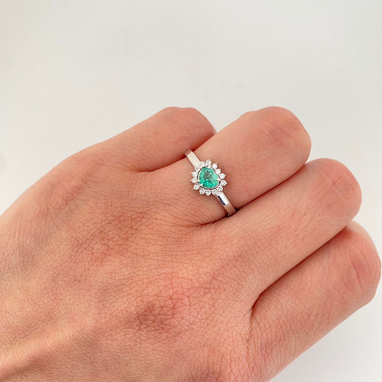 Anillo solitario de corazon con esmeralda y diamantes  Oro blanco 18k / Talla 7 / 2,35 Gr