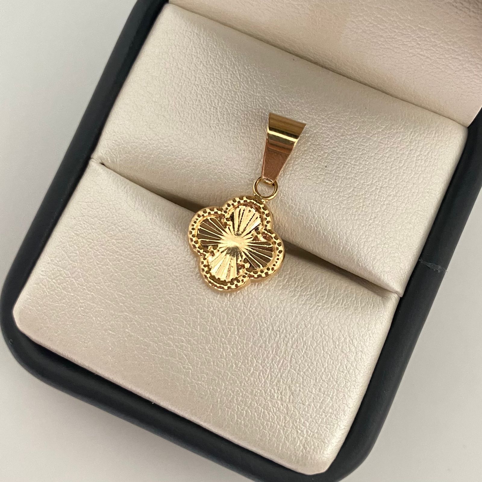 Dije trebol fondo diamantado borde punteado Oro amarillo 18k 0,85 Gr / 2,2 Cm