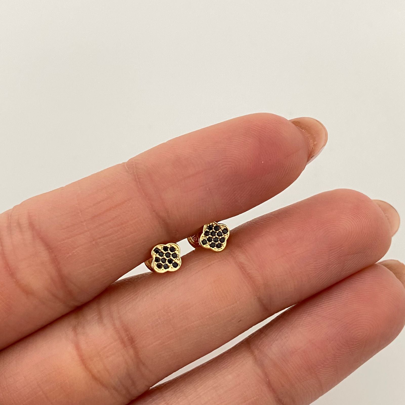 Topos trebol con ciron negro  Oro amarillo 18k 0,65 Gr / 4,4 mm