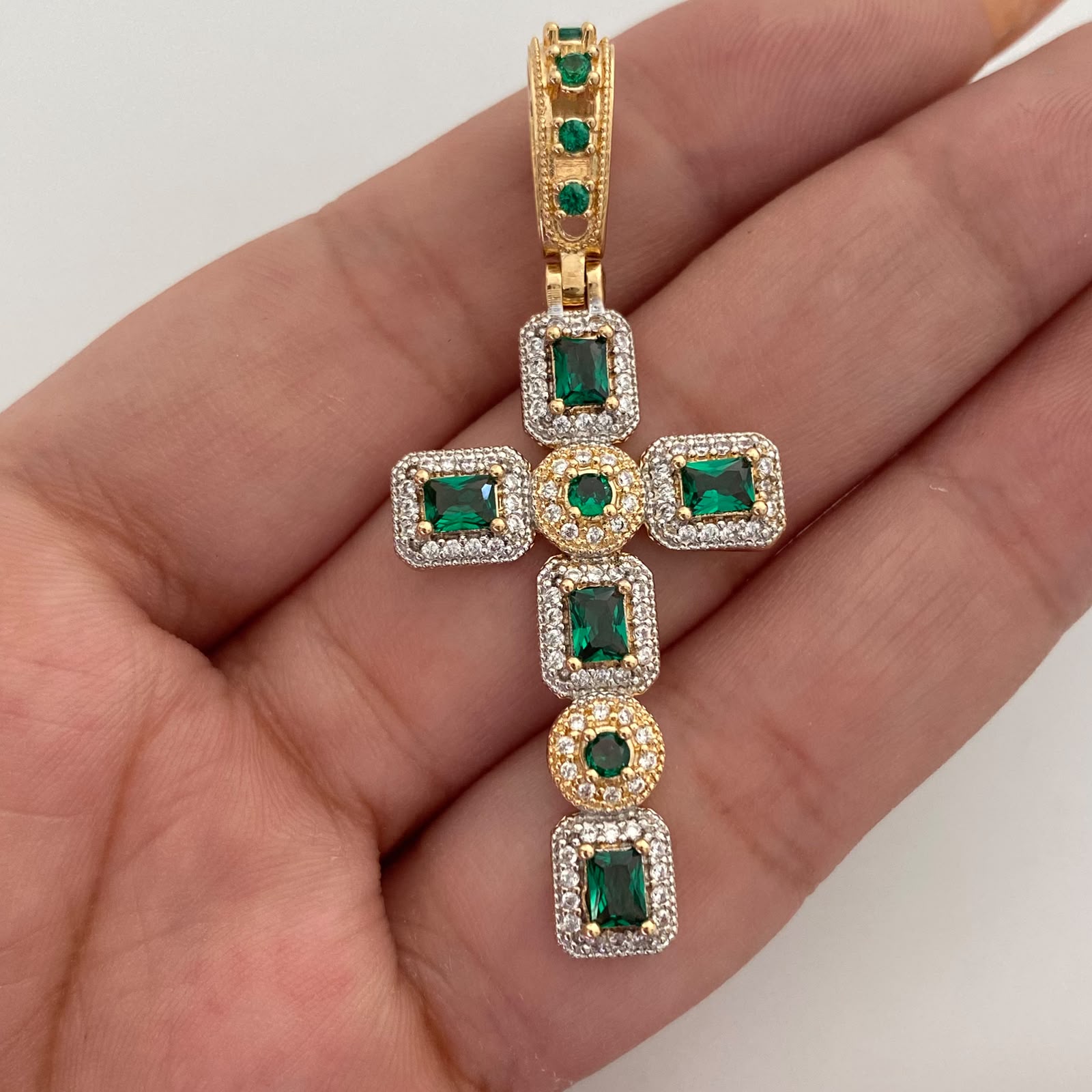 Dije Cruz Casting Verde Oro amarillo y Oro blanco 18k 5,7 Gr / 22,6 mm / 5,1 Cm