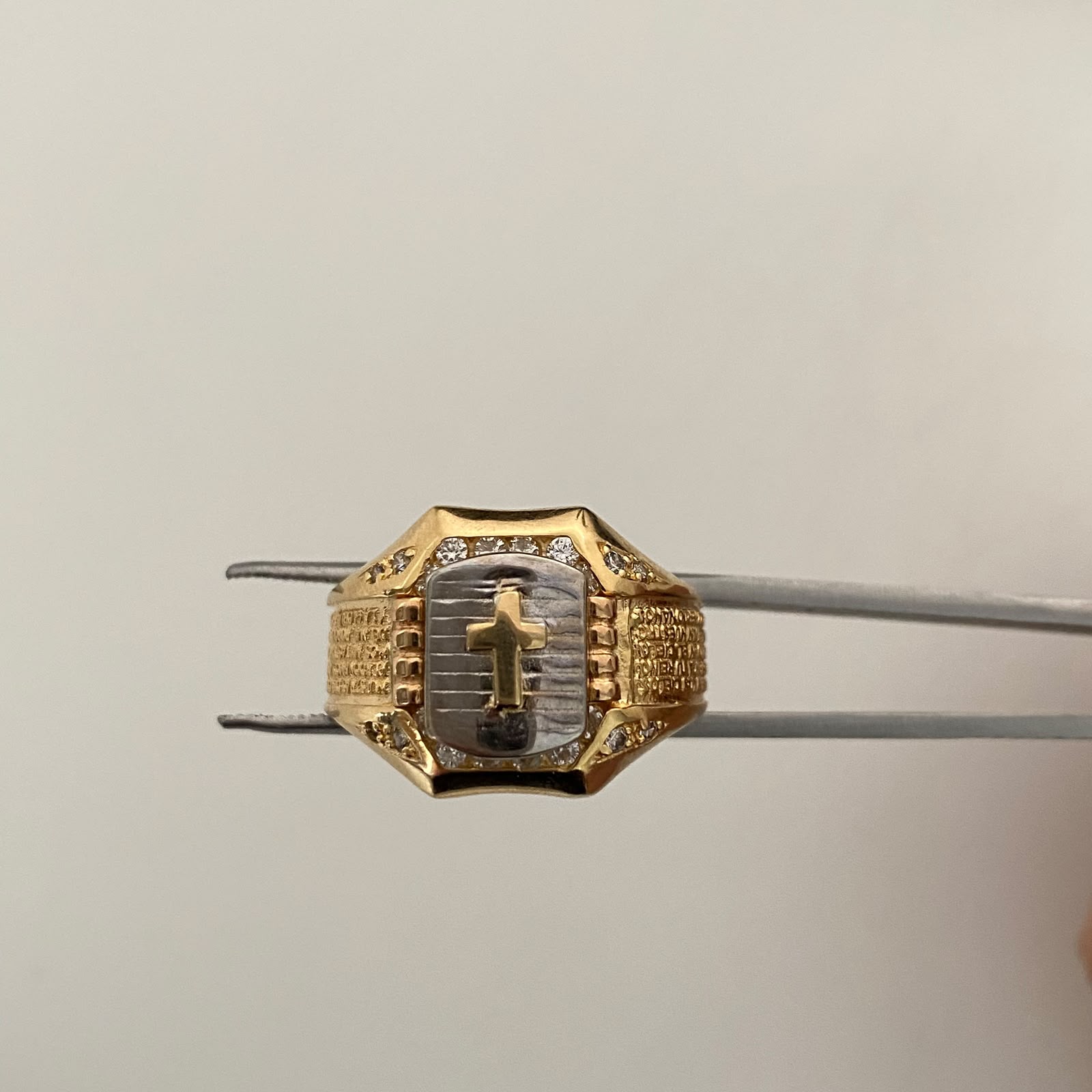 Anillo Cruz padre nuestro casting Tres oros 18k / Talla 11 1/2 / 9,44 Gr / 6,8 mm