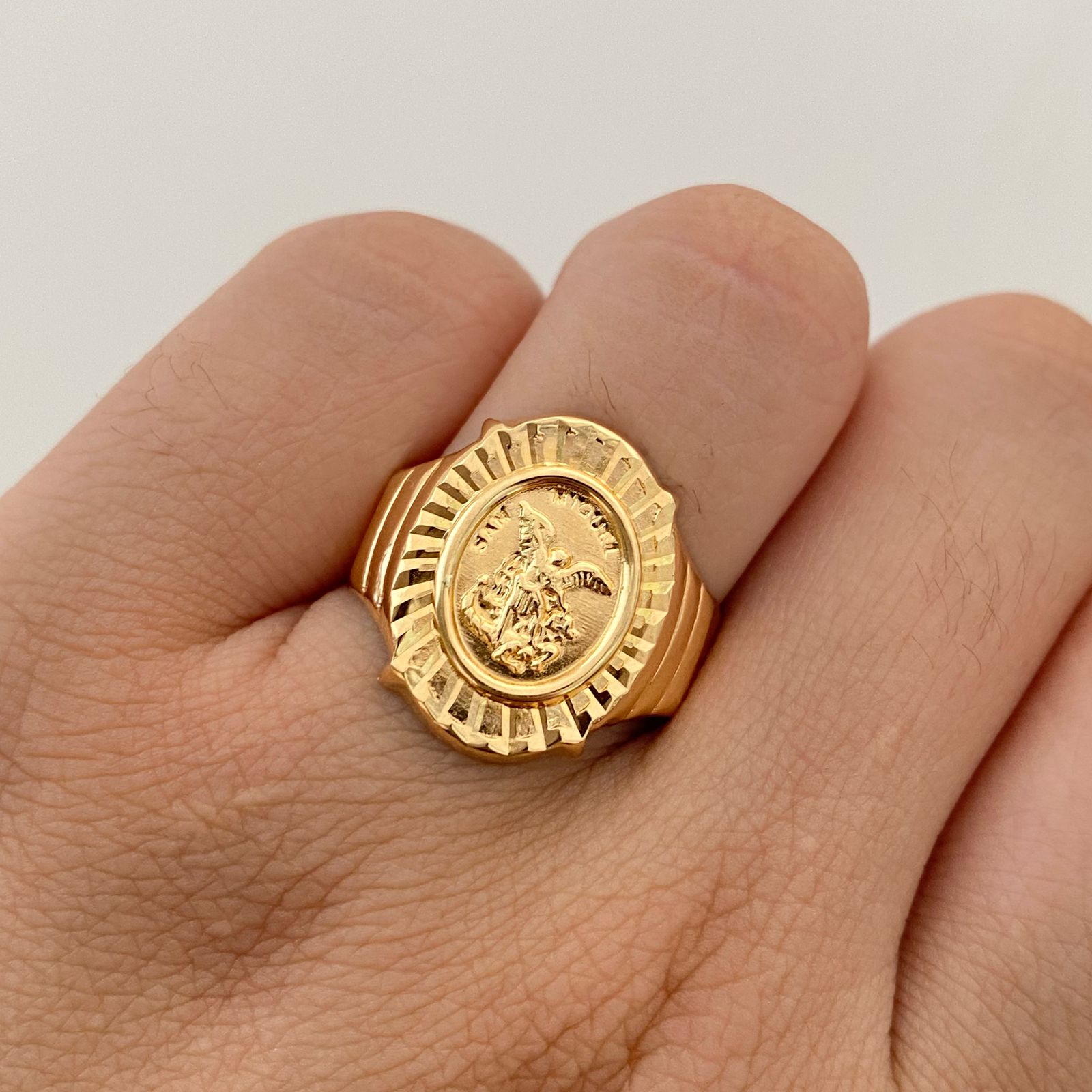 Anillo Troquel San miguel diamantado Oro amarillo 18k / Talla 9 1/2 / 3,45 Gr / 5 mm