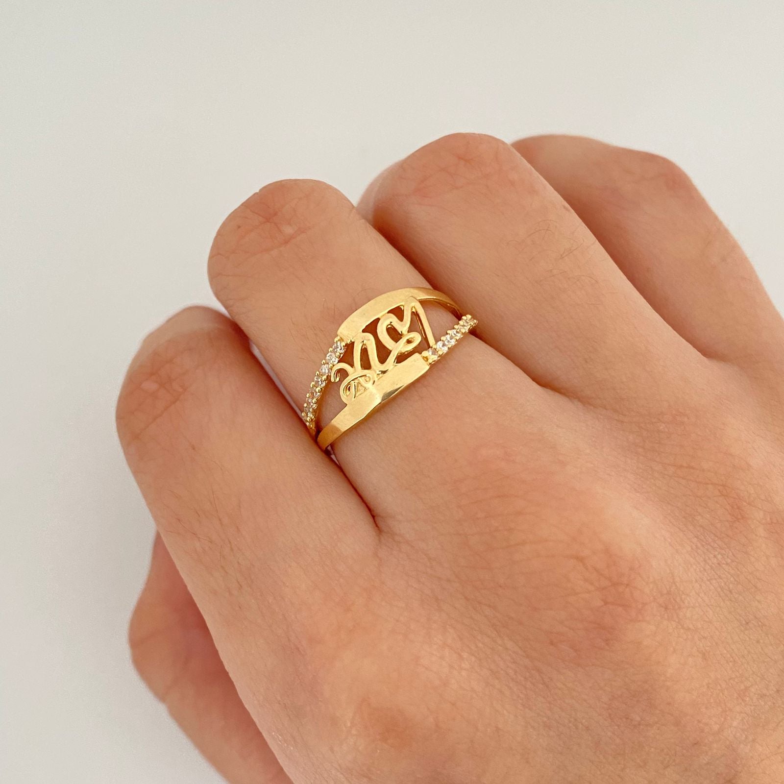 Anillo grabado love borde liso y circones Oro amarillo 18k / Talla 6 / 1,95 Gr