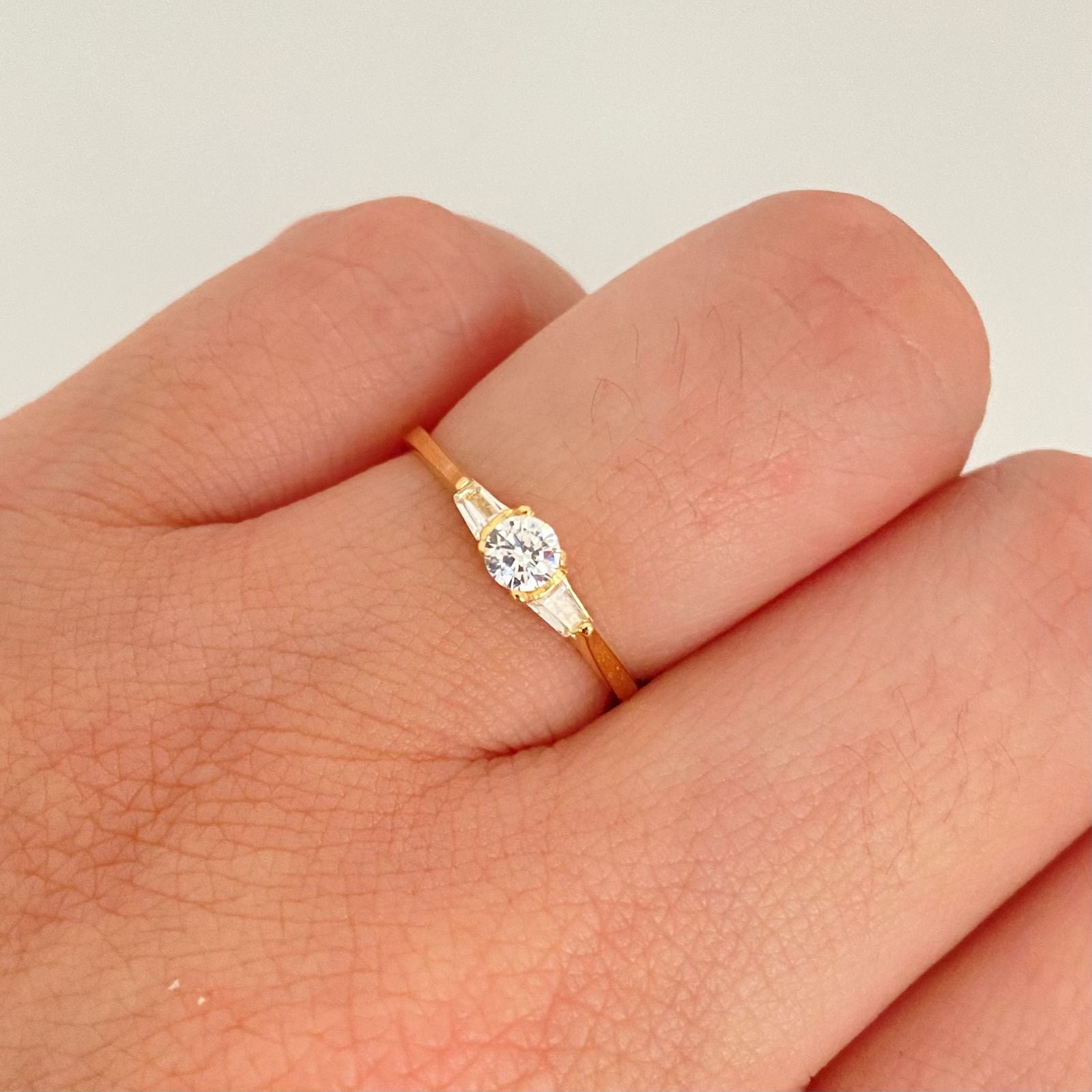 Anillo solitario circon blanco lateral baguet Oro amarillo 18k / Talla 5 1/4 / 1,45 Gr