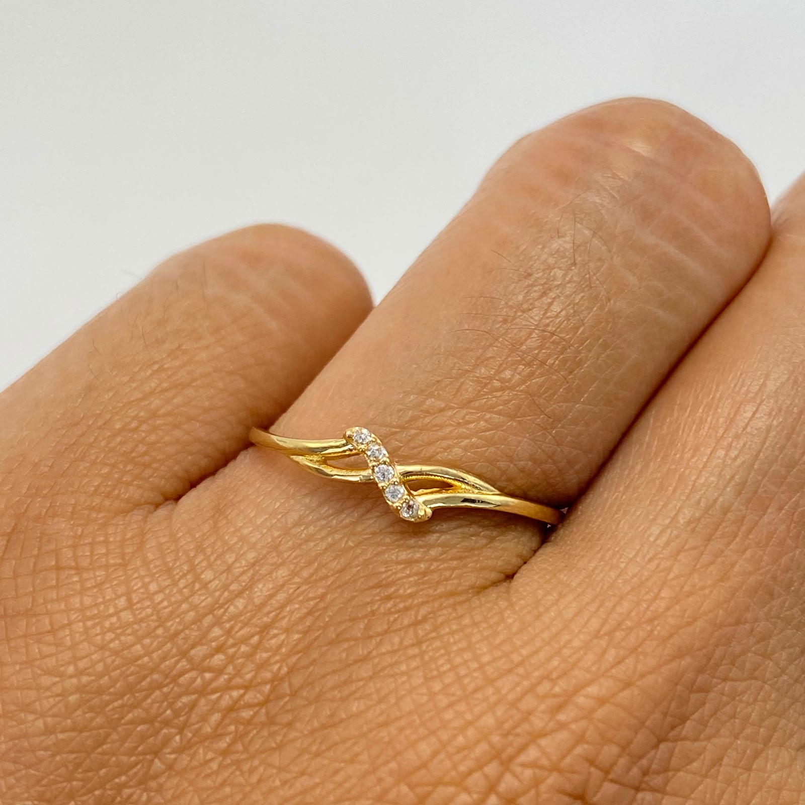 Anillo Fila circones blancos Oro amarillo 18k / Talla 8 / 1,1 Gr / 1 mm