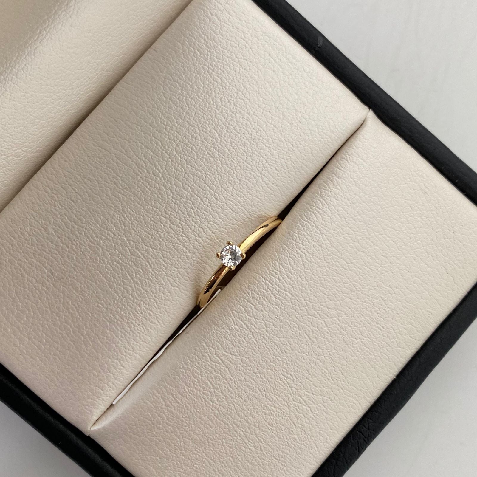 Anillo Solitario Oro amarillo 18k / Talla 7 / 1,05 Gr / 1,1 mm