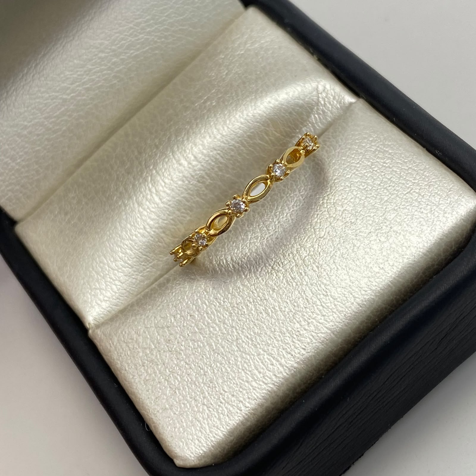 Anillo Fila circones blancos Oro amarillo 18k / Talla 7 1/2 / 1,3 Gr / 0,9 mm