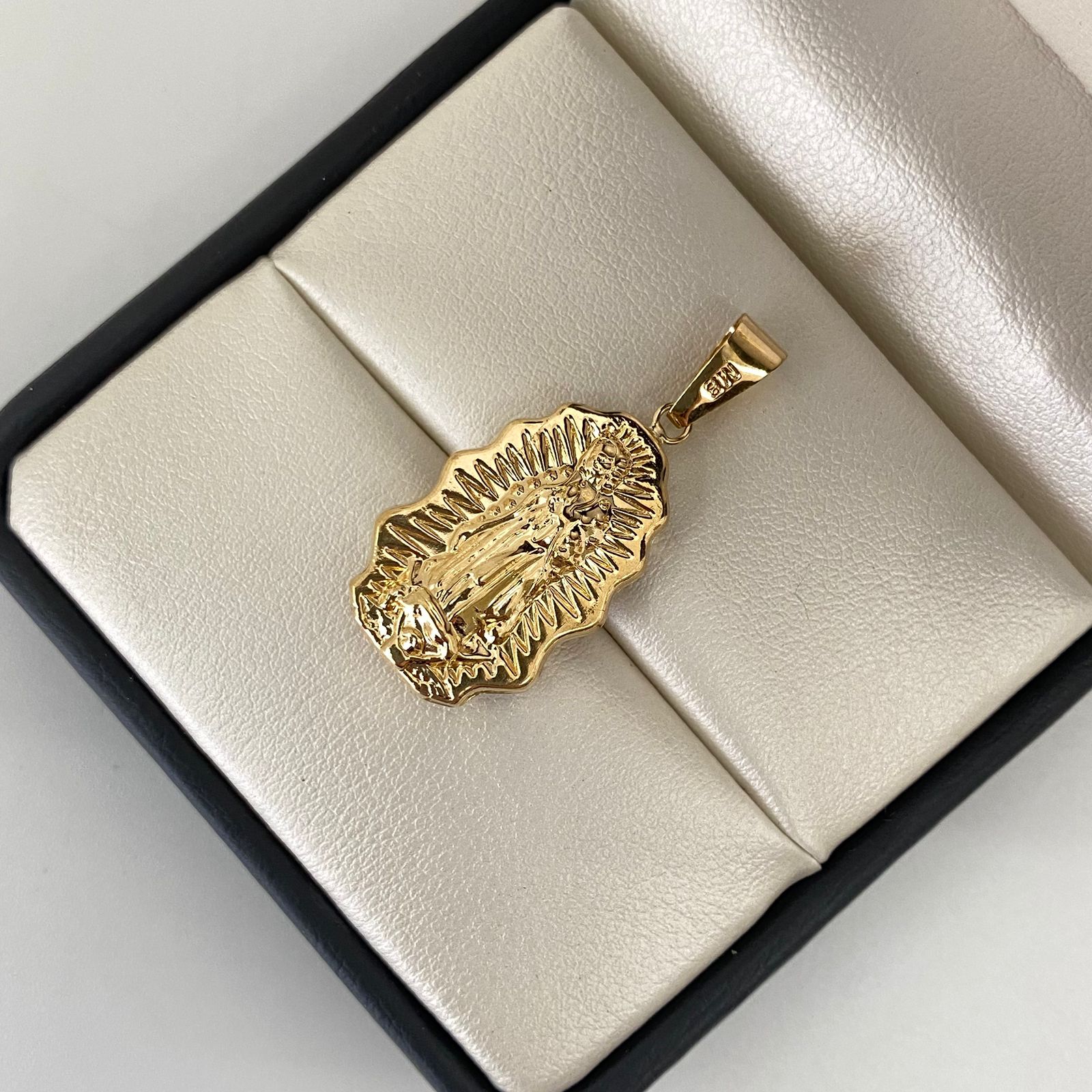 Dije silueta virgen de guadalupe  Oro amarillo 18k 2,25 Gr / 3,5 Cm