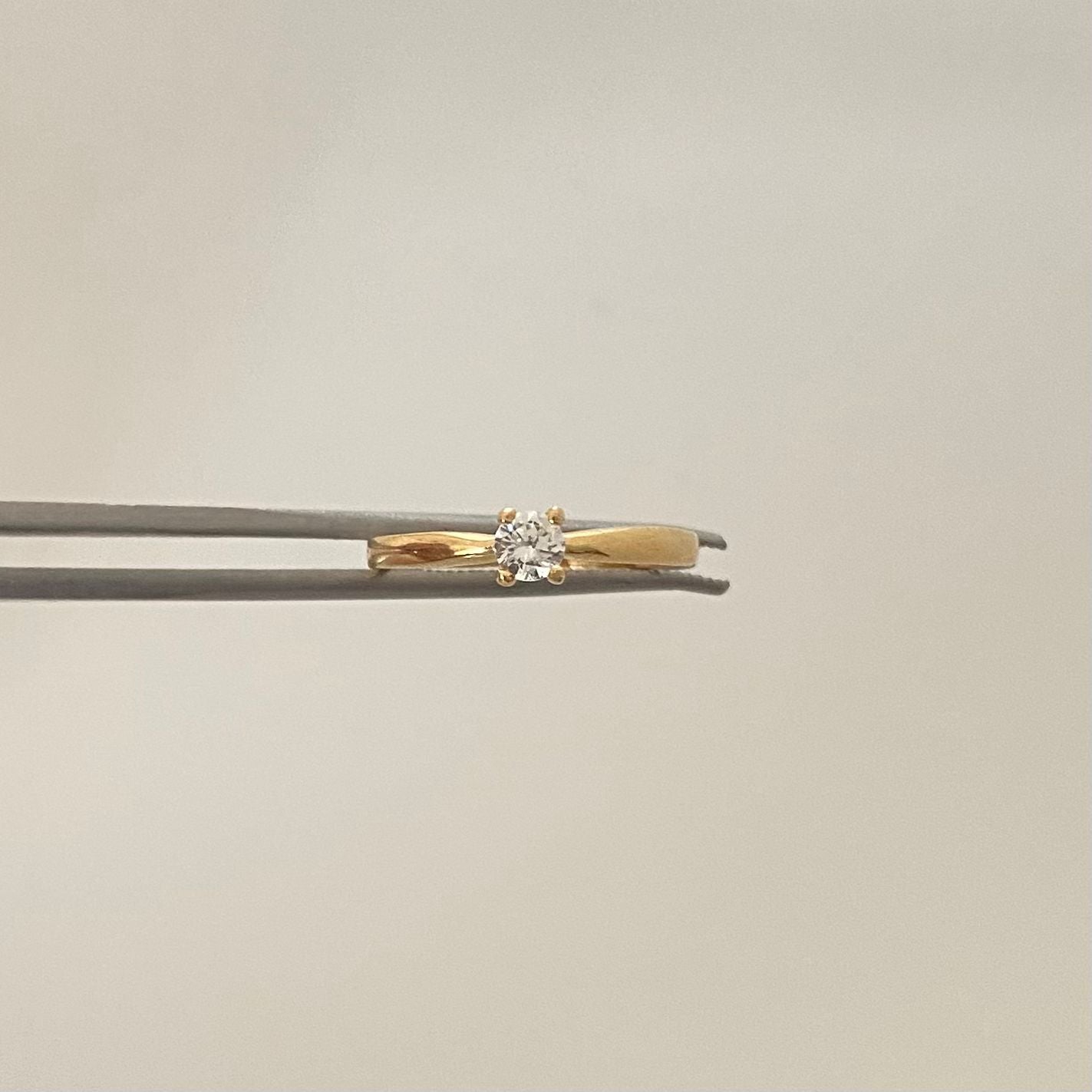 Anillo solitario circon central blanco Oro amarillo 18k / Talla 5 1/2 / 1,1 Gr